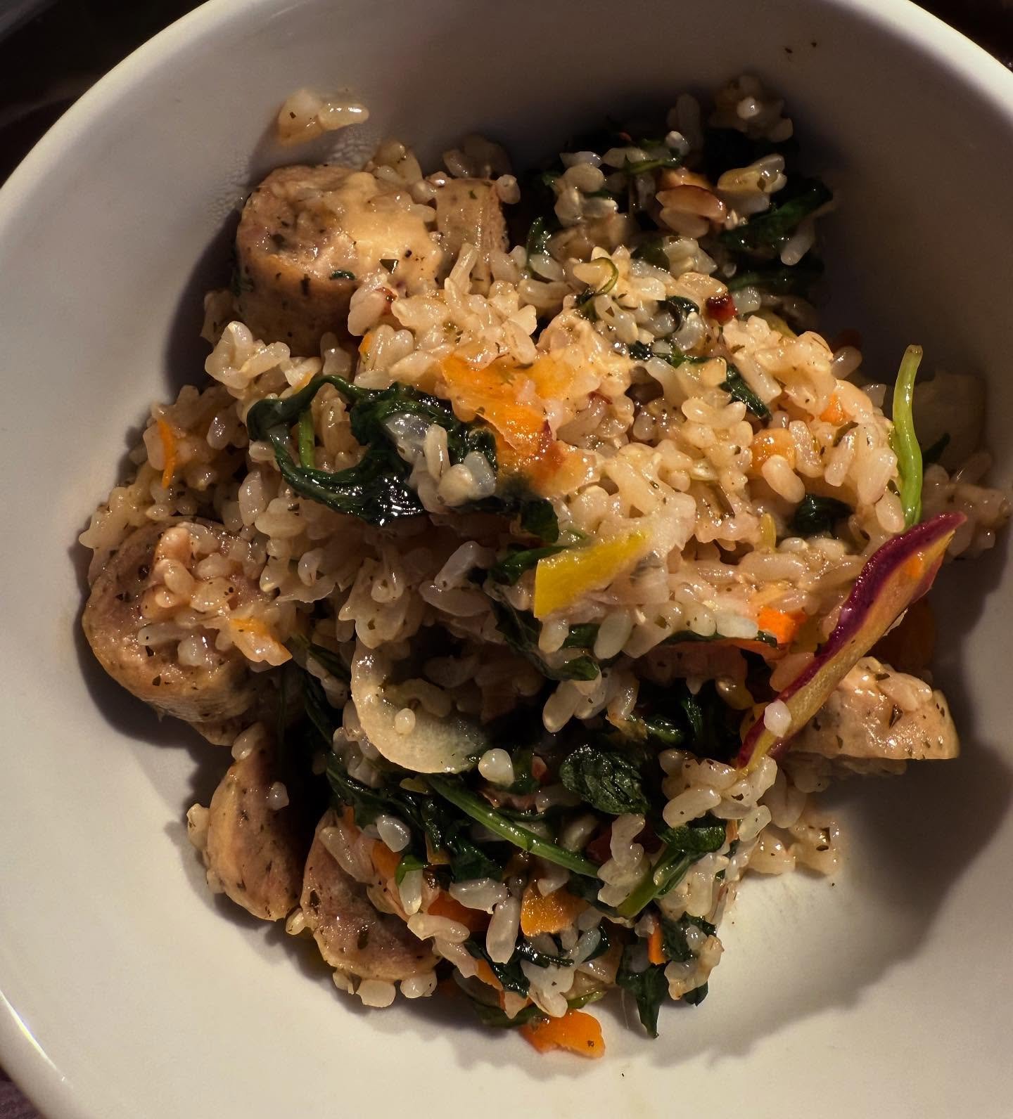 ~ mini meal prep ~ this was a quick 15 minutes (during my sons super short nap🥲) sliced up chicken sausage, frozen brown rice and @traderjoes lemon basil arugula kit (comes with chopped nuts, Parmesan and lemon basil dressing); saut&eacute;ed everyt