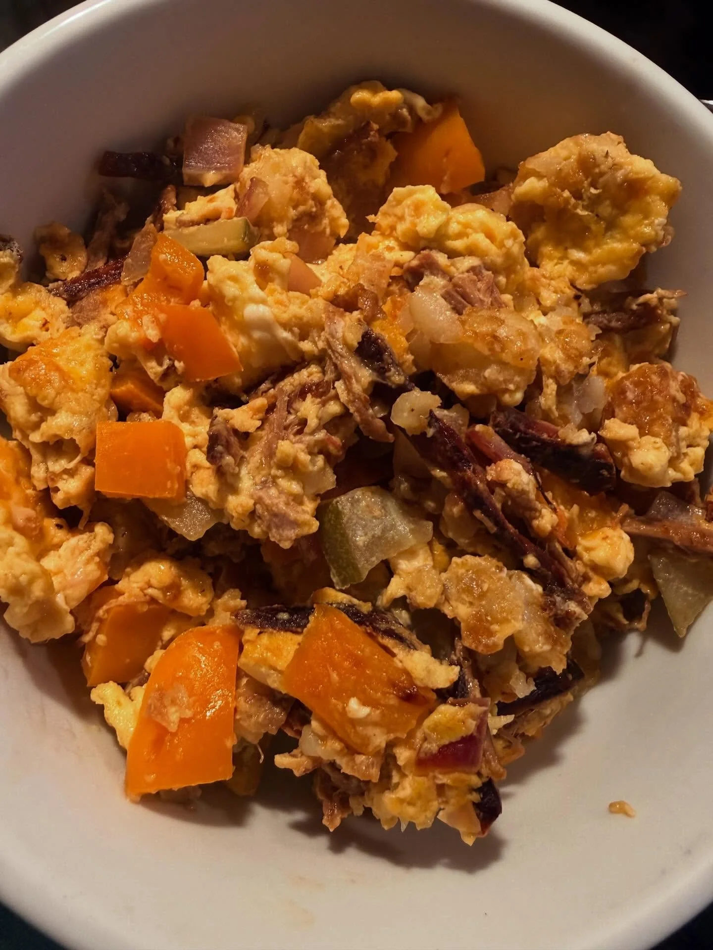 I know a lot of mamas have an aversion to eggs during pregnancy, however it&rsquo;s been one of my top cravings 😂🤭🍳 I personally love making a big ol scramble bowl 🤩 here we have leftover brisket saut&eacute;ed with some extra bbq sauce, red onio