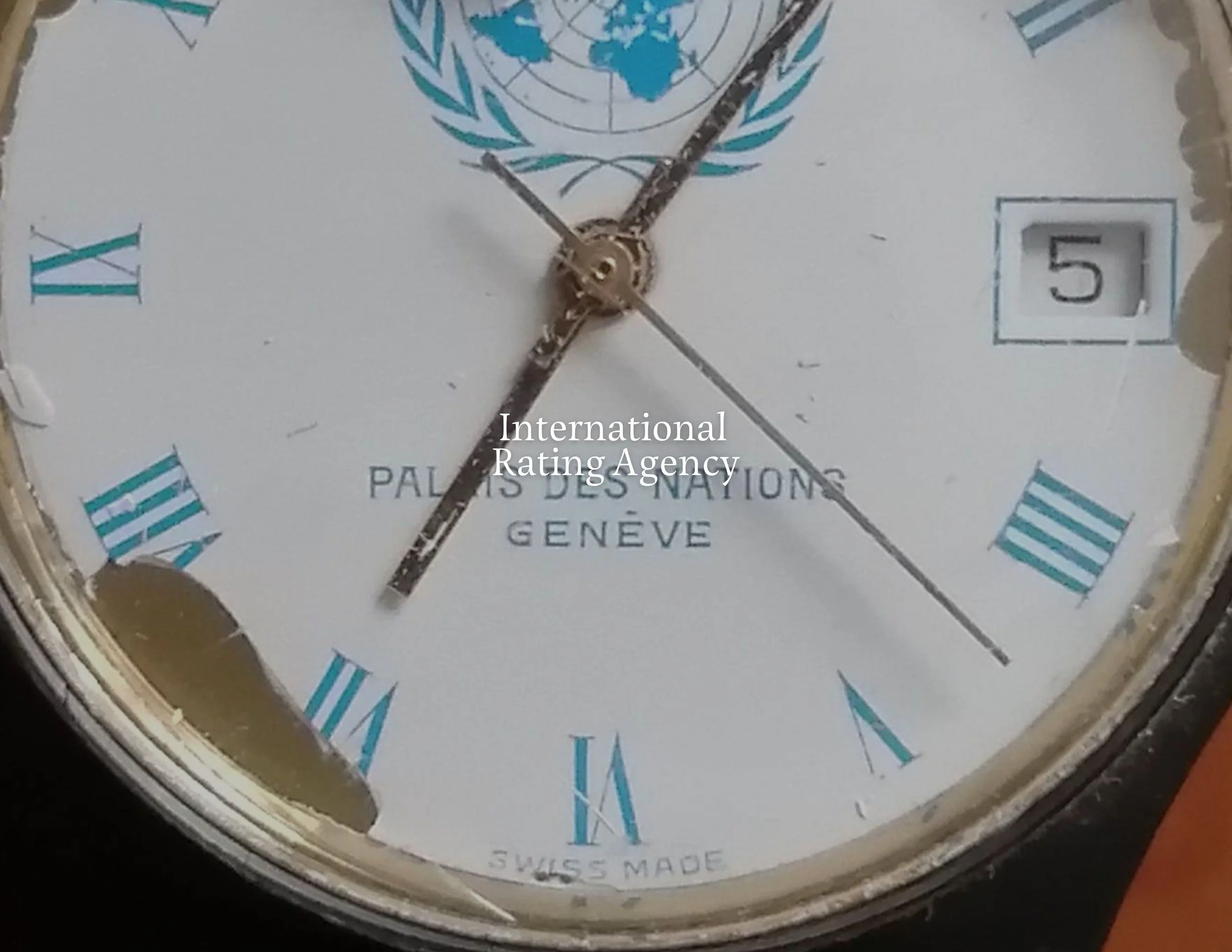Reloj de lujo con la inscripción 'Palais des Nations Ginebra' y número de fecha '5', con marcas en números romanos y la marca 'SWISS MADE' en la parte inferior.