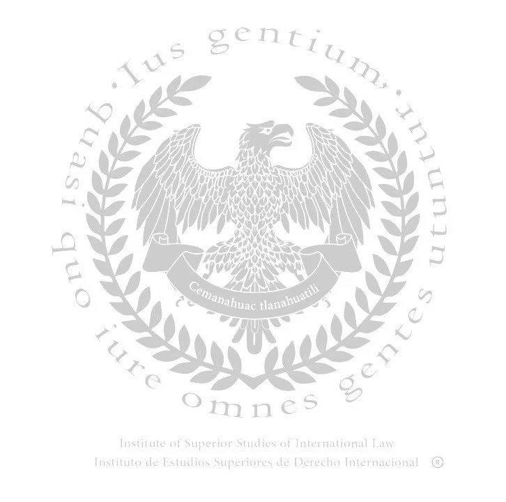 Logotipo en tonos grises con un águila, una corona de laurel y un lazo con la inscripción "Cemanahuac tanahuatti" en un fondo blanco.