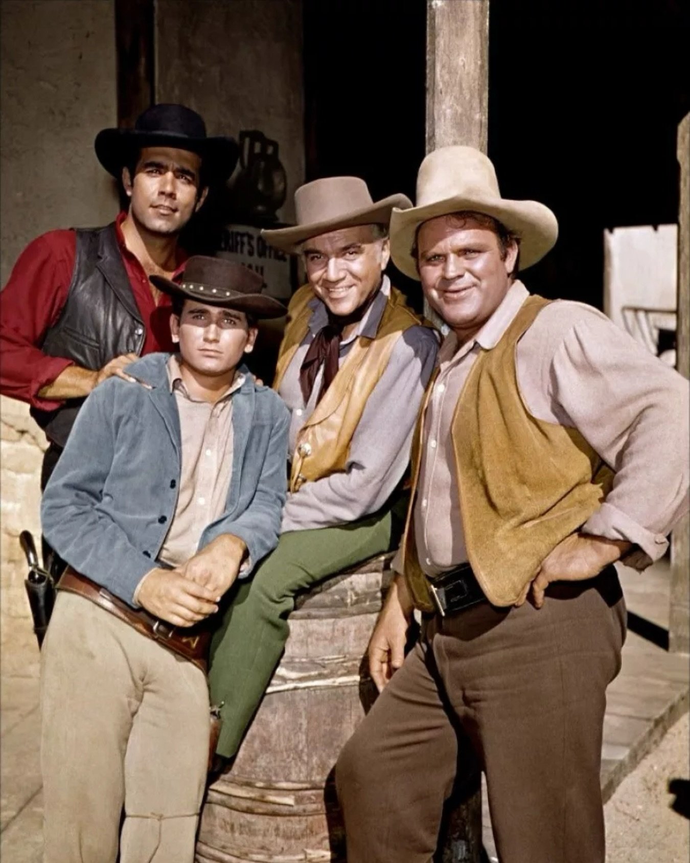 A classic picture of the Cartwright family for your Sunday! Those outfits sure changed a lot! ❤️🩵💚💛

#bonanza #hosscartwright #littlejoecartwright #classictv #michaellandon