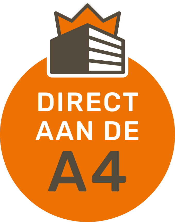 De Opslagkoning Roelofarendsveen. Logo met een gebouw en een kroon erboven, met de tekst 'DIRECT AAN DE A4' op een oranje achtergrond.