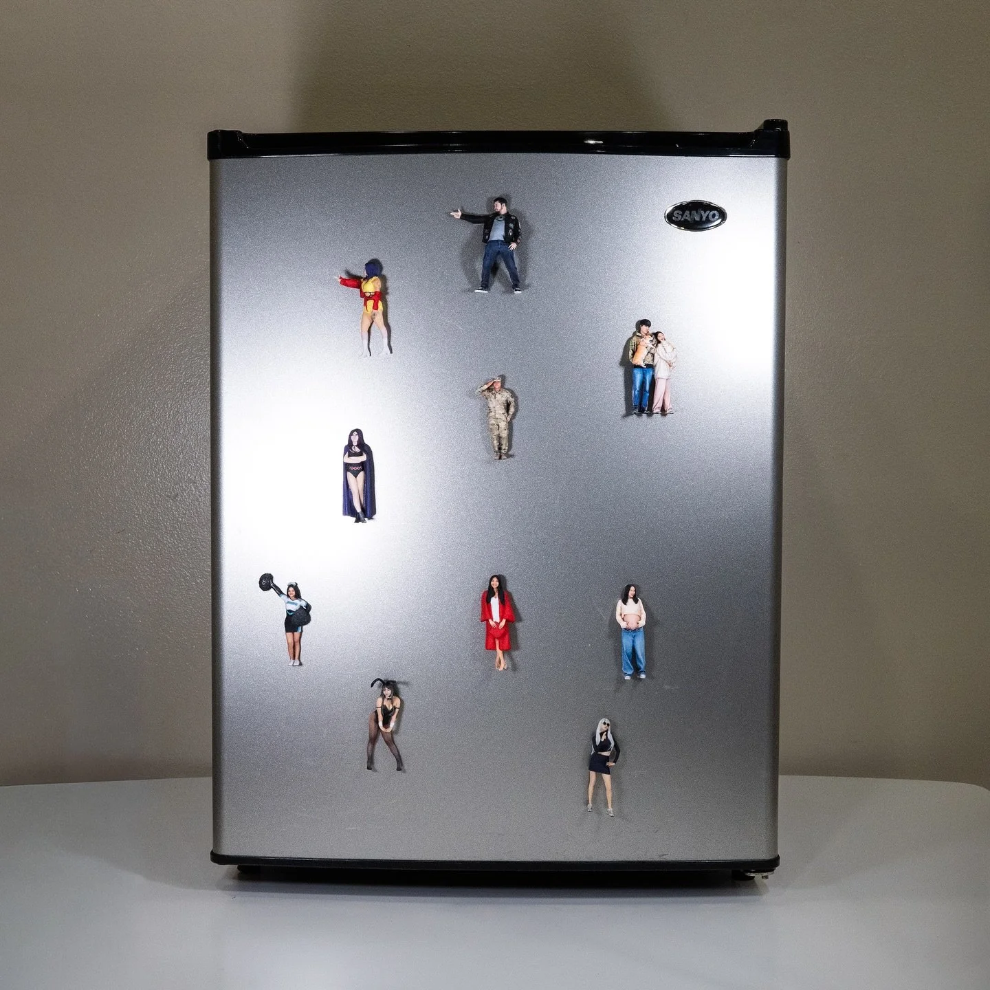 ✨ Big news! ✨ 
Your MEin3D figure can now live on your shelf or your fridge! 🙌 Choose a full 3D figure, a magnet version, or grab both for double the fun. 🖤

#MEin3D #3DFigure #CustomMagnet #CosplayFigure #ComicConVibes