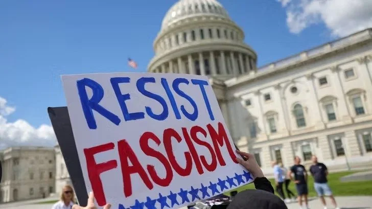 Après les États-Unis, la France peut être le prochain pays à basculer dans le fascisme