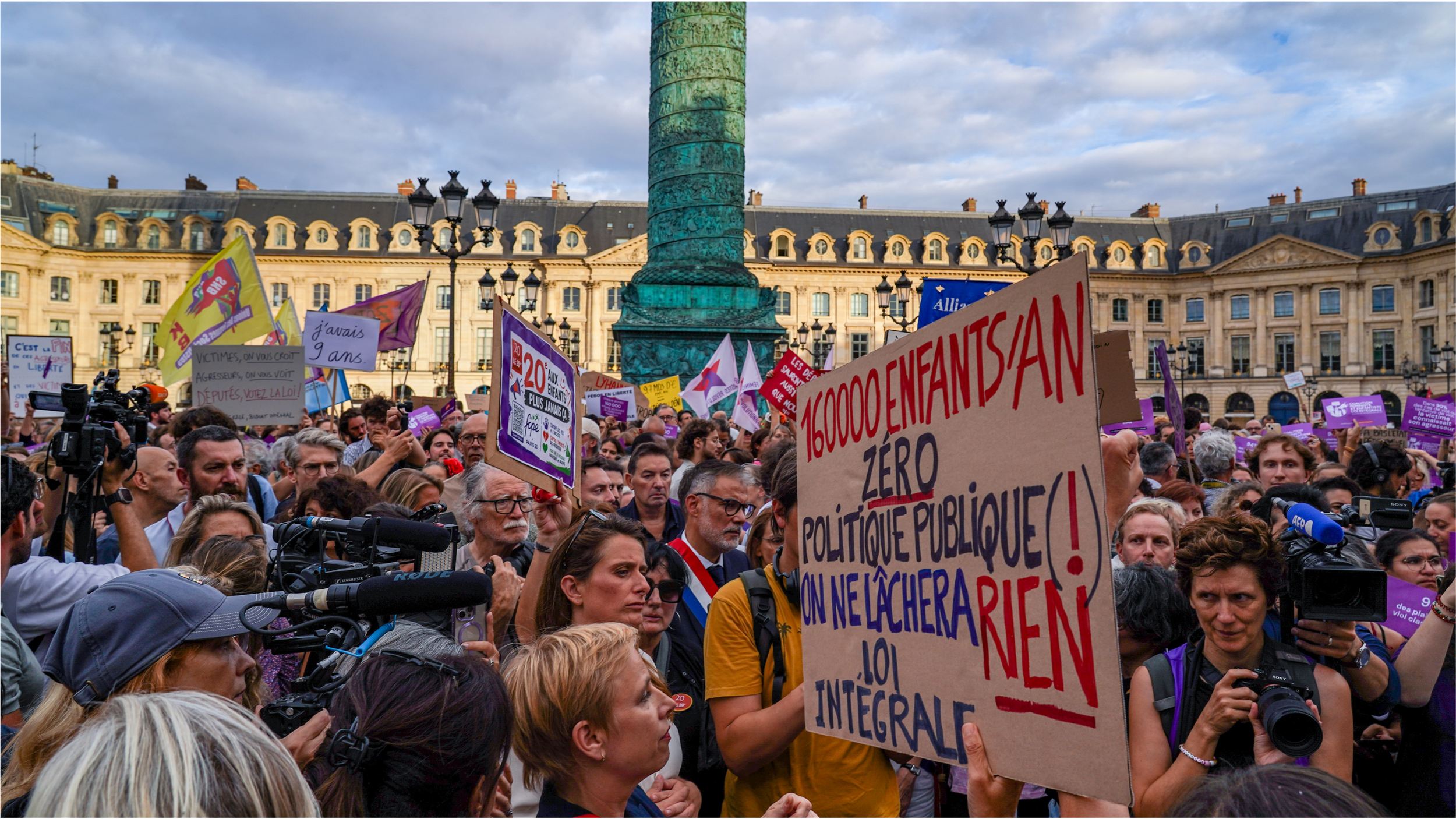 Manifestation pour une loi intégrale sur les VSS avec Marine Tondelier