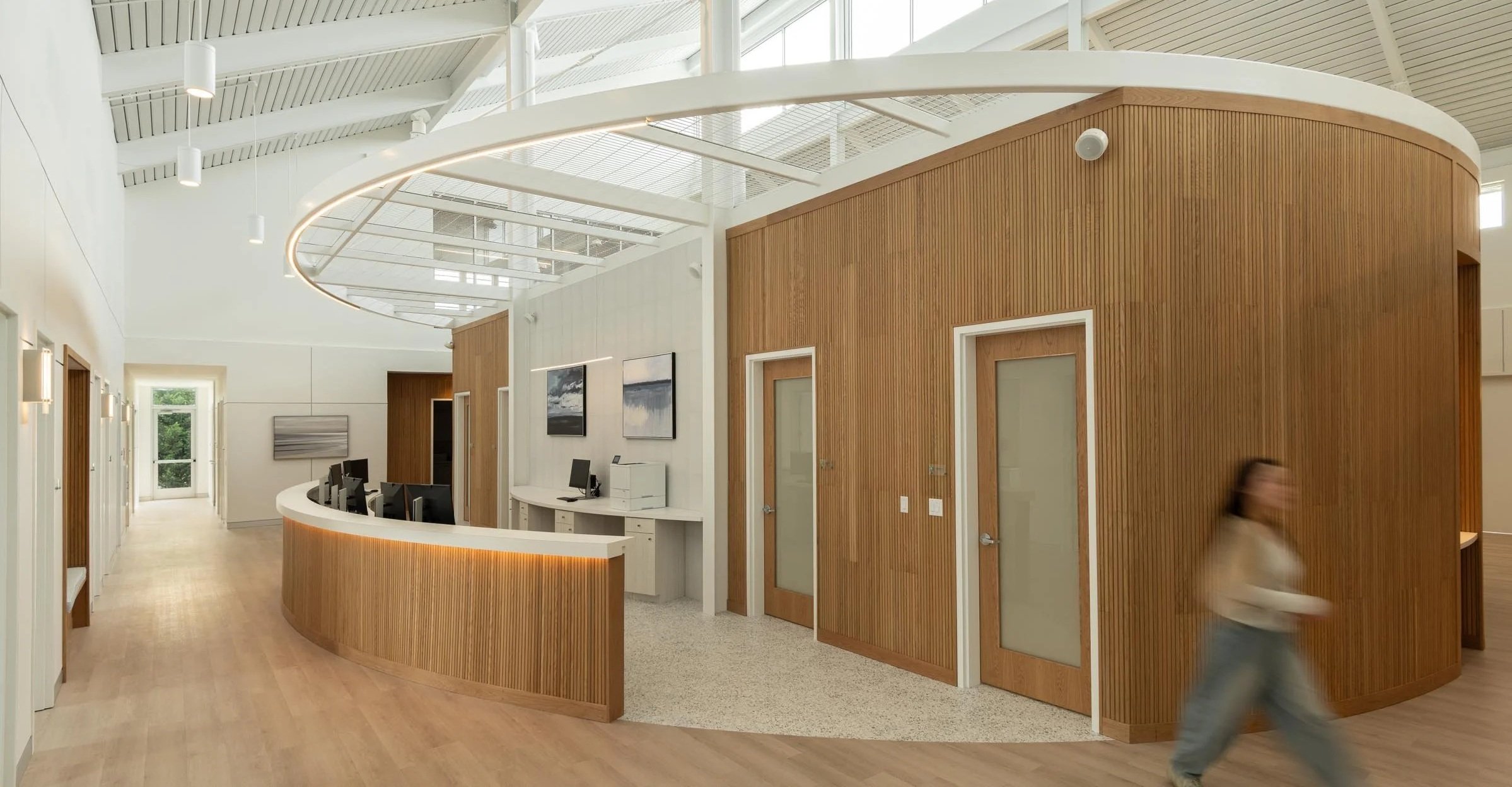 curved-wood-panel-wall-healthcare-architecture-kimmel-studio.jpg