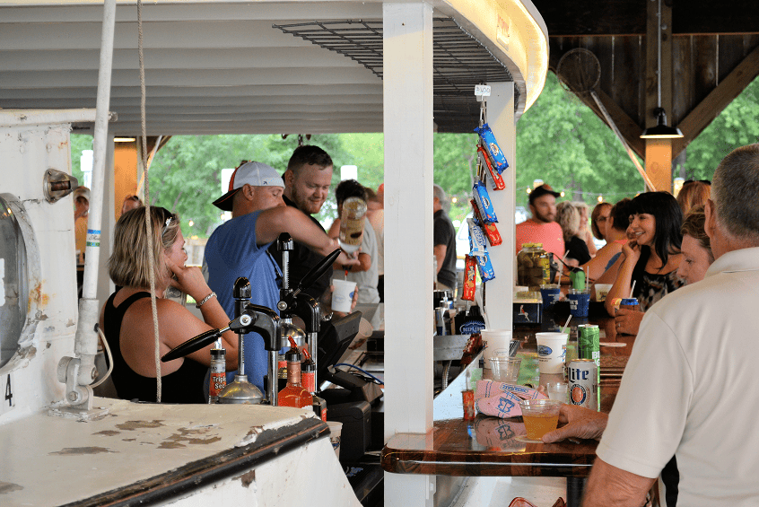 kimmel-interiors-outdoor-bar-design-casual-patio.png