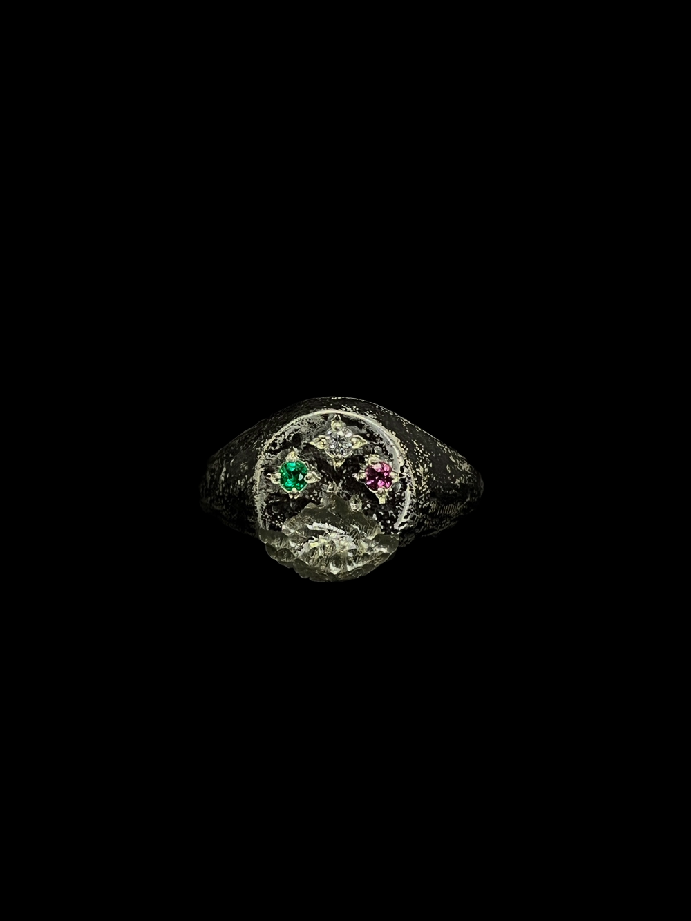 Starry nights, a signet ring with three set stones