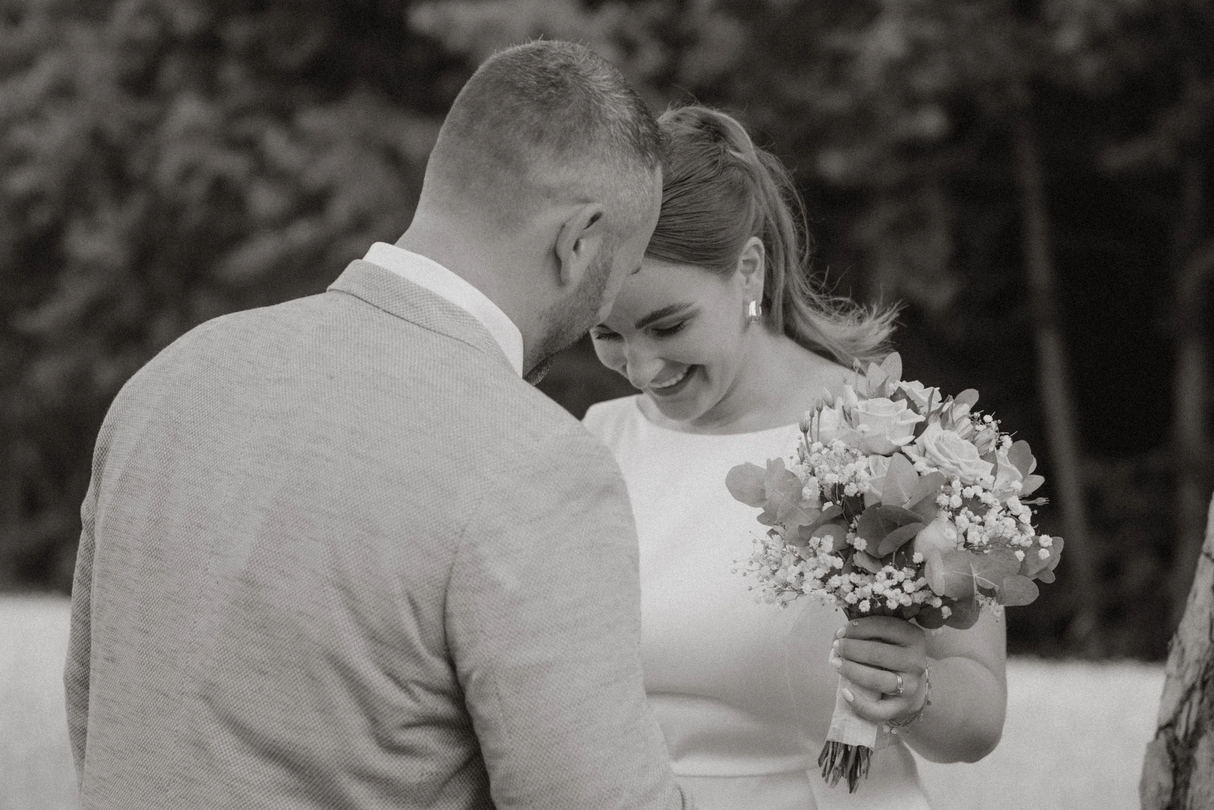 Braut und Bräutigam vor der standesamtlichen Hochzeit in Dunningen. Die Frau hält einen Brautstrauß.