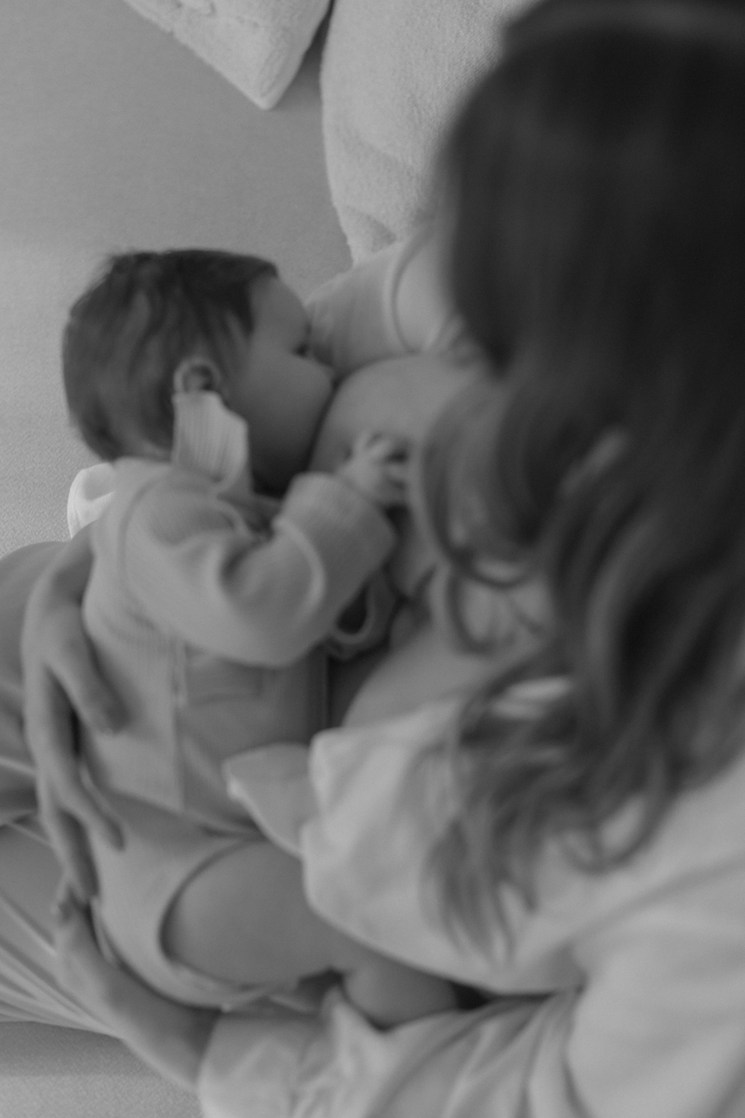 Eine stillende Mama mit ihrem Baby bei einem Babyshooting mit der Fotografin Pia Lydia Heim.