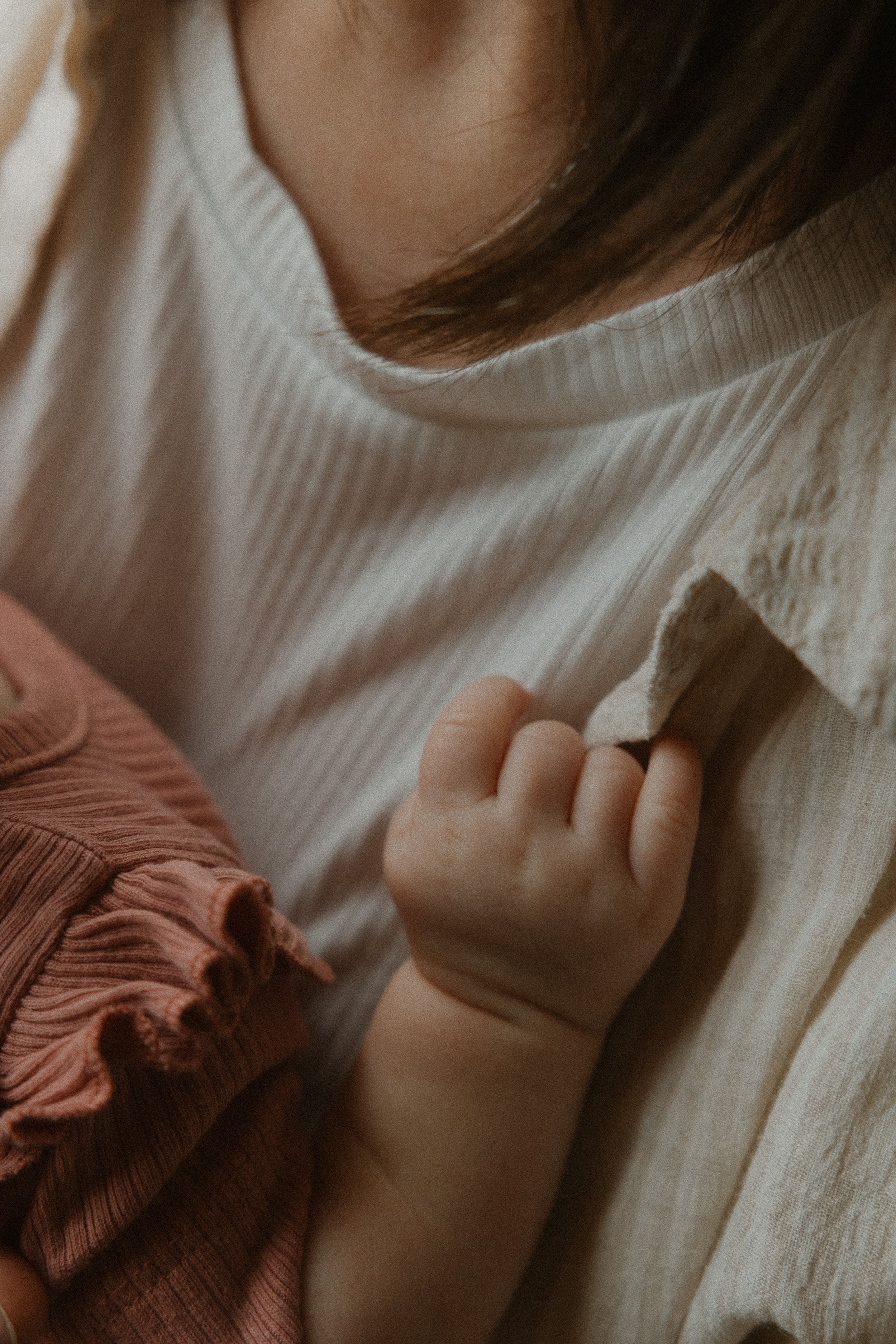 Nahaufnahme eines Babys, im Arm seiner Mama.