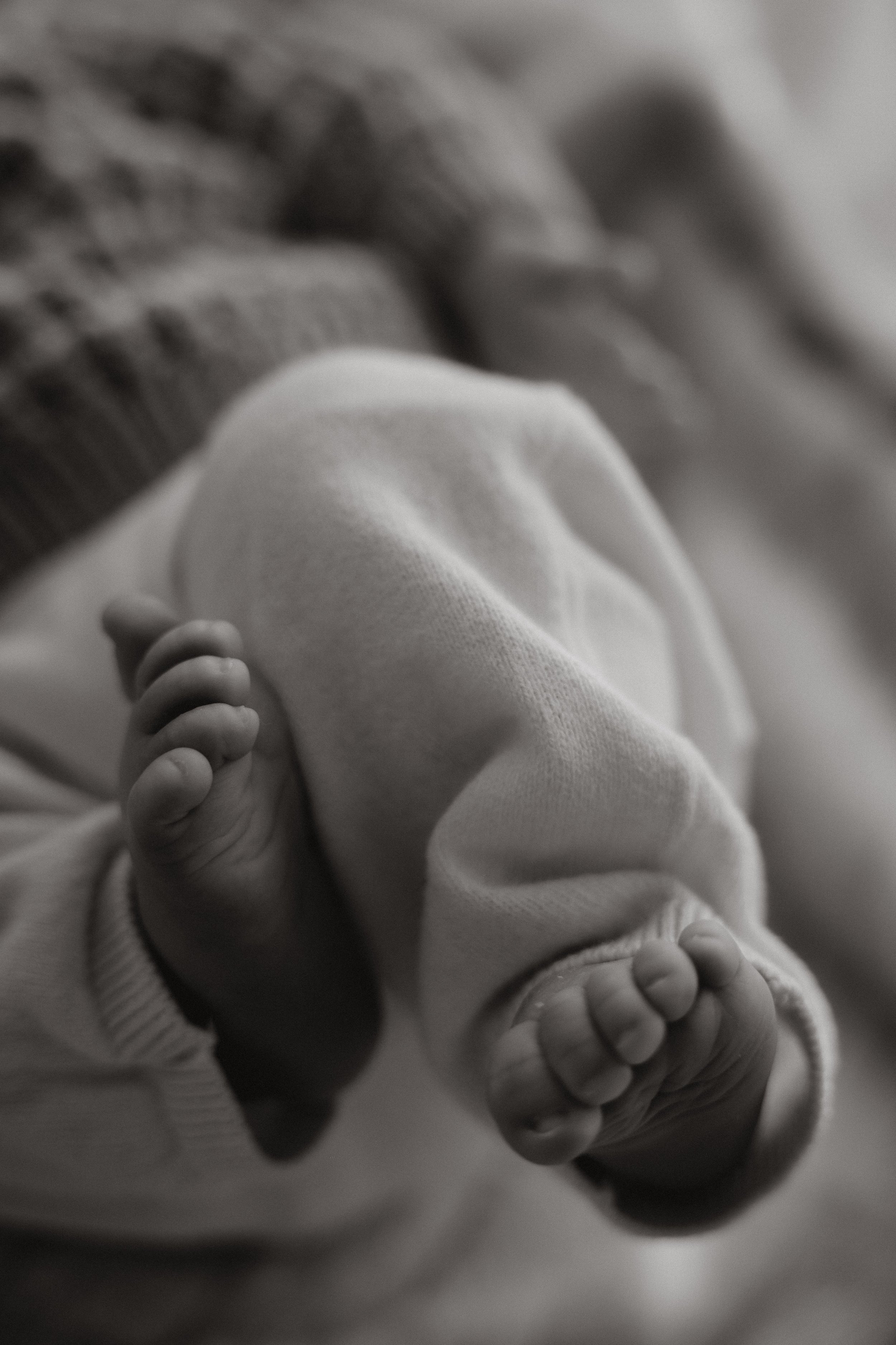 Nahaufnahme von Babyfüßen in weichem Stoffbesatz.