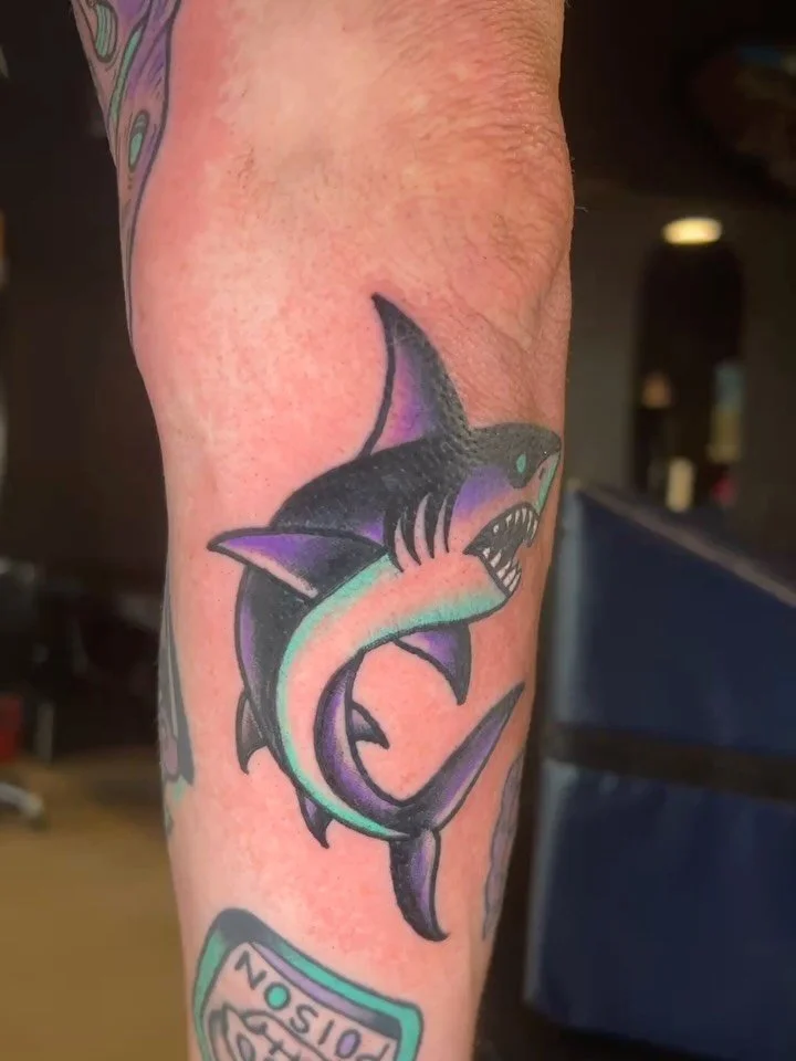Solid color combo by @aspraguetattoo swipe to see the second tattoo w these colors ☺️ 🦈🔥 #facesinthedark #facesinthedarktattoo #neotraditionaltattoo #texastattooartist #sharktattoo