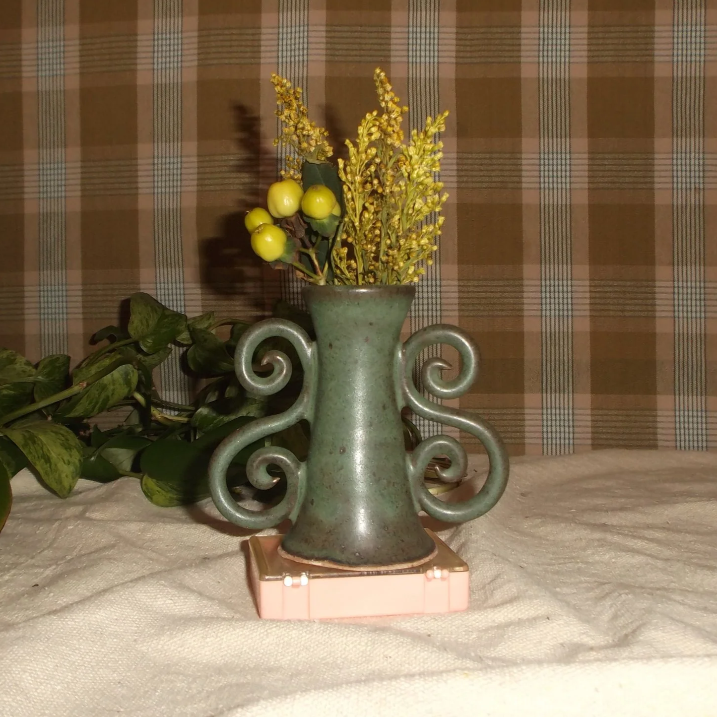 curly bud vase, 2025