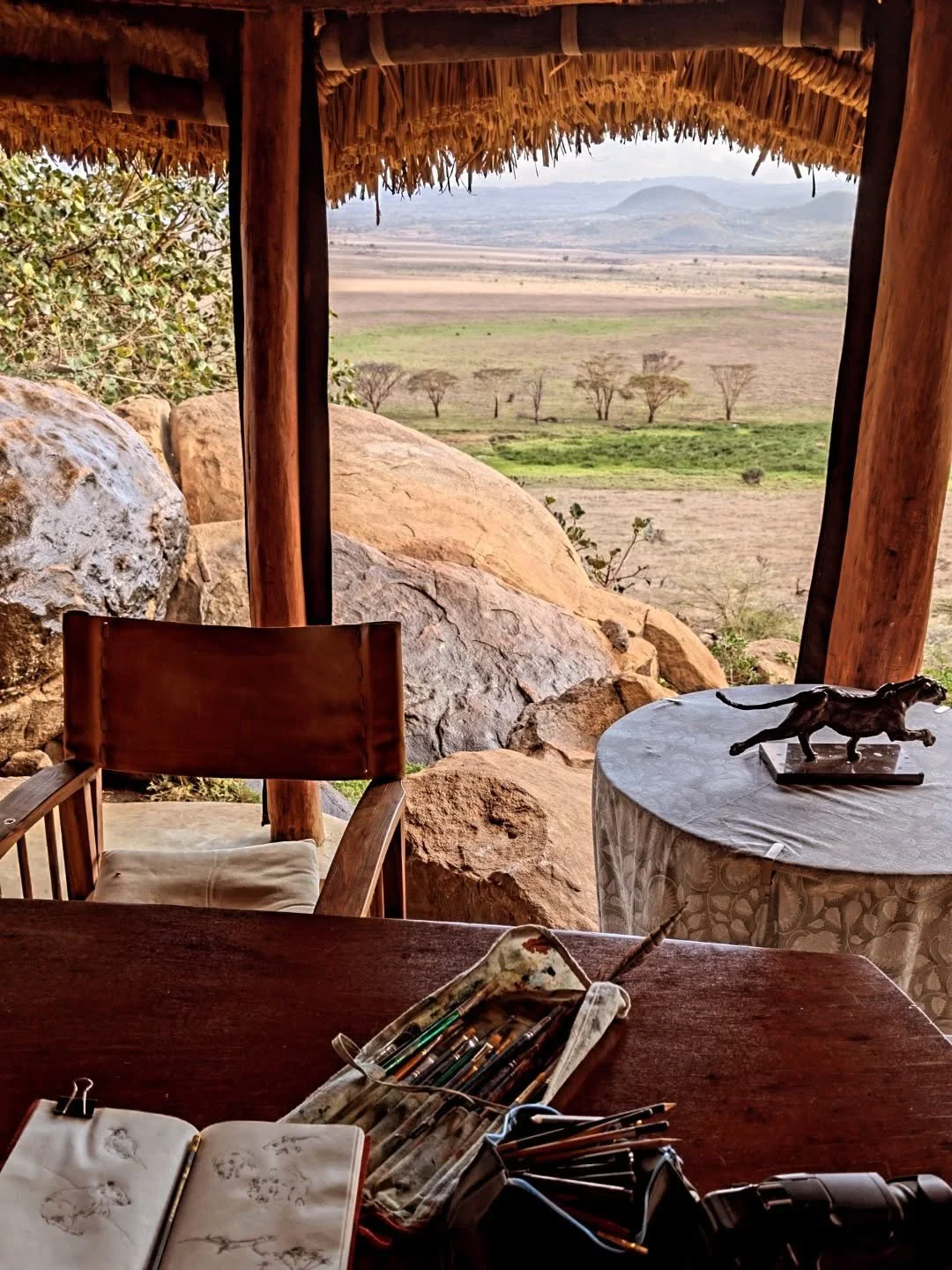 Arrived at my next studio for the next few days! @lewaconservancy with the heavenly Craigs. This is the same room that spurred my love of wildlife on from when I first visited (decades! 🫣) ago!!! 

The view is beyond. there are 6 (!) white rhino tha