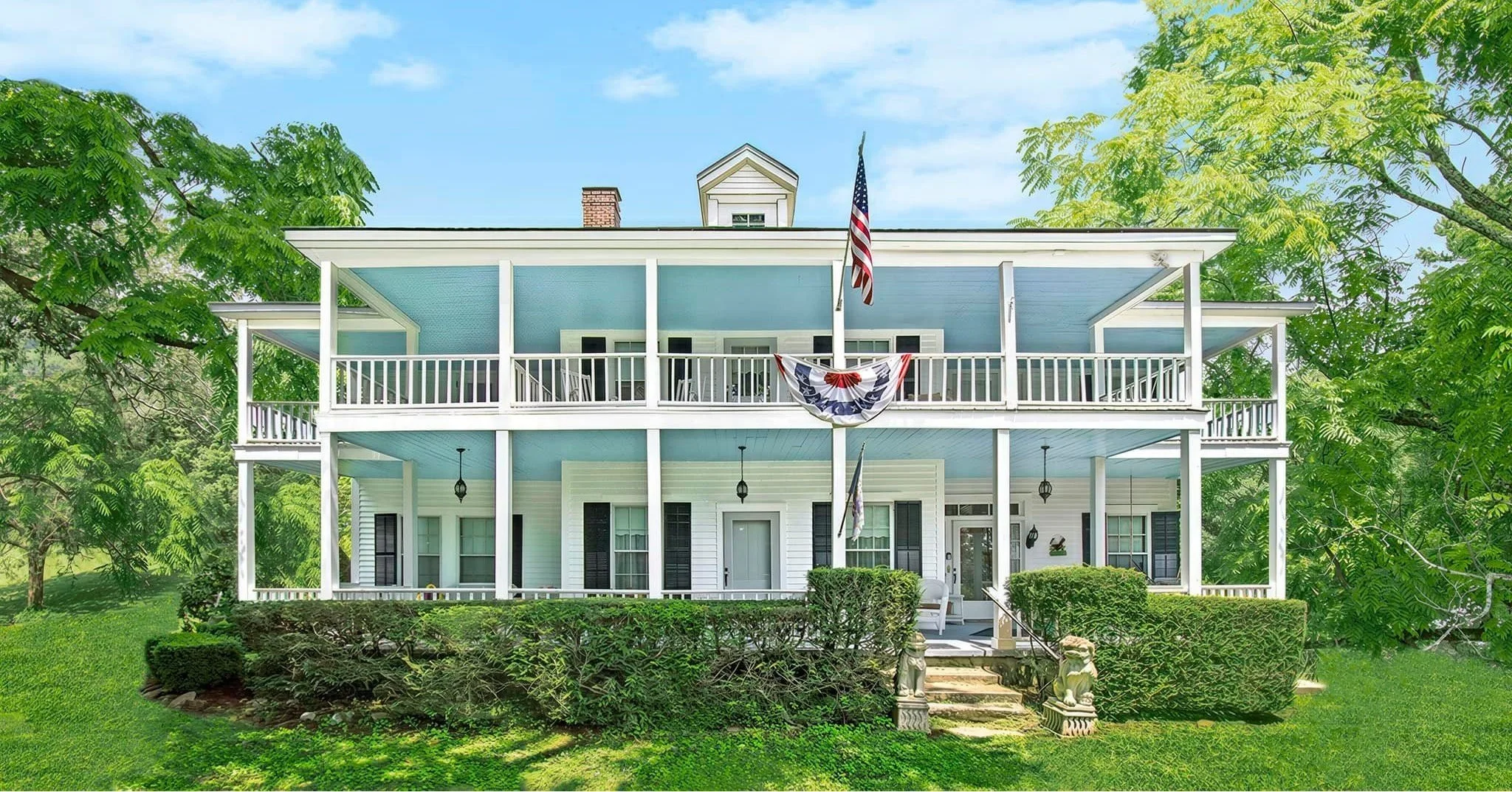 Turn your Contra Dance weekend into a full spring getaway.

Stay at the Sautee Inn and be right in the heart of Spring at Sautee Contra Dance Weekend, March 27&ndash;29. Enjoy three days of music, movement, and connection-featuring Contraforce and Pl