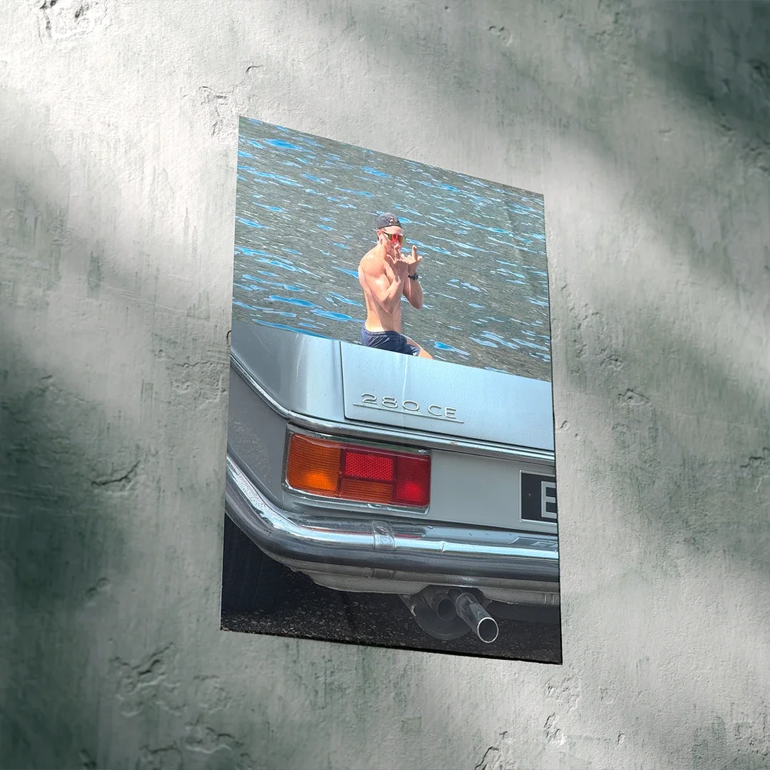 aqua dans la mercedes2.webp