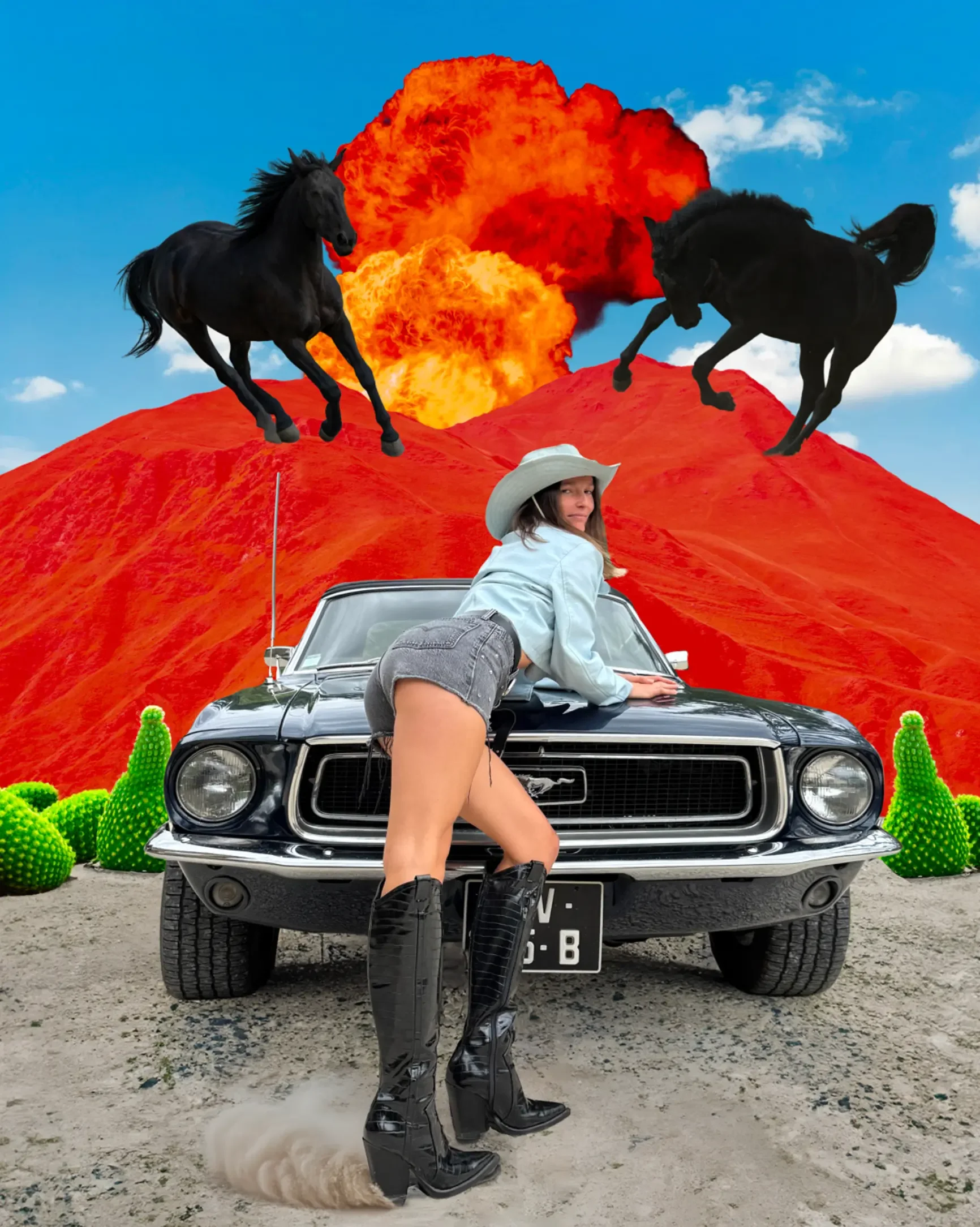 Une femme posant sur la capot d'une voiture ancienne noire, portant des bottes en cuir noir et un chapeau beige, devant un paysage de montagne rouge avec une éruption volcanique en arrière-plan. Deux chevaux noirs volant dans le ciel et deux cactus verts au sol.