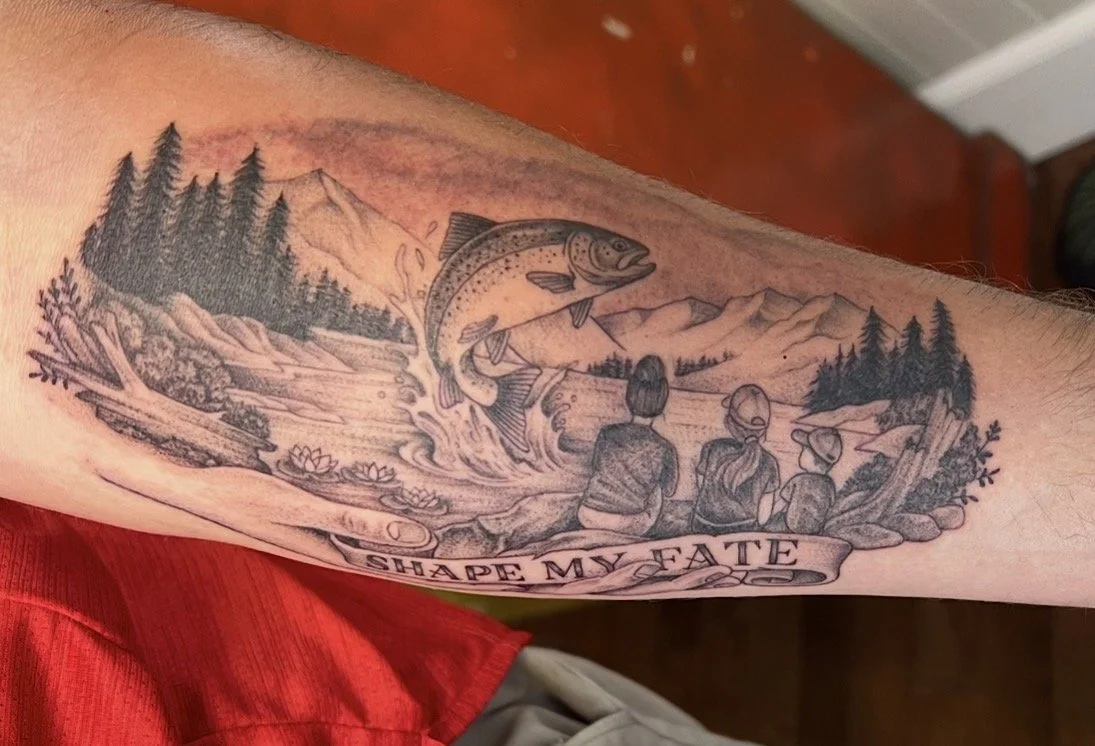 tatouage truite sauteuse avec montagnes et lac 