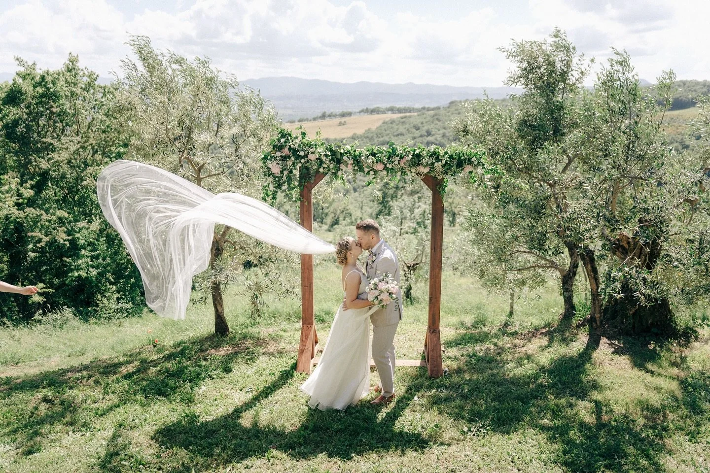 L &amp; J 🤍 &mdash; meill&auml; starttaa syyskausi t&auml;m&auml;n kuun lopussa 😍 kohta taas p&auml;&auml;sette fiilistelem&auml;&auml;n behind the scenes kontentia 🇮🇹💍

Kuva: @pyrykantonenphotography