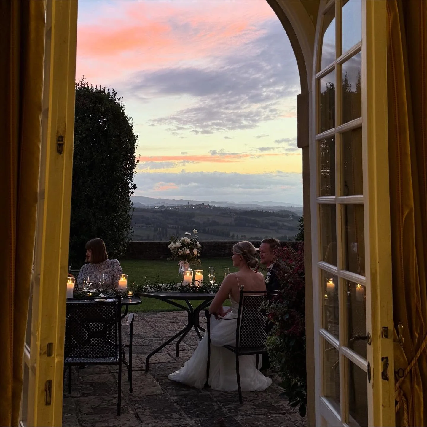 Toscanan ilta aurinko ja ihanat Heidi &amp; Valtteri 🤍💍