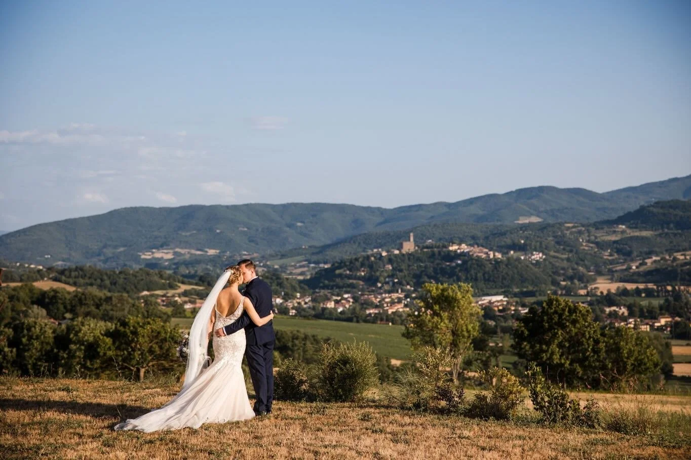 N&auml;ihin maisemiin ja rakkaustarinoihin ei voi ikin&auml; kyll&auml;sty&auml; 🤍

H&auml;&auml;t Italiassa ovat el&auml;mys koko h&auml;&auml;seurueelle &ndash; ja meille on suuri etuoikeus saada olla mukana toteuttamassa rakkauden juhlia 💍

Tehd