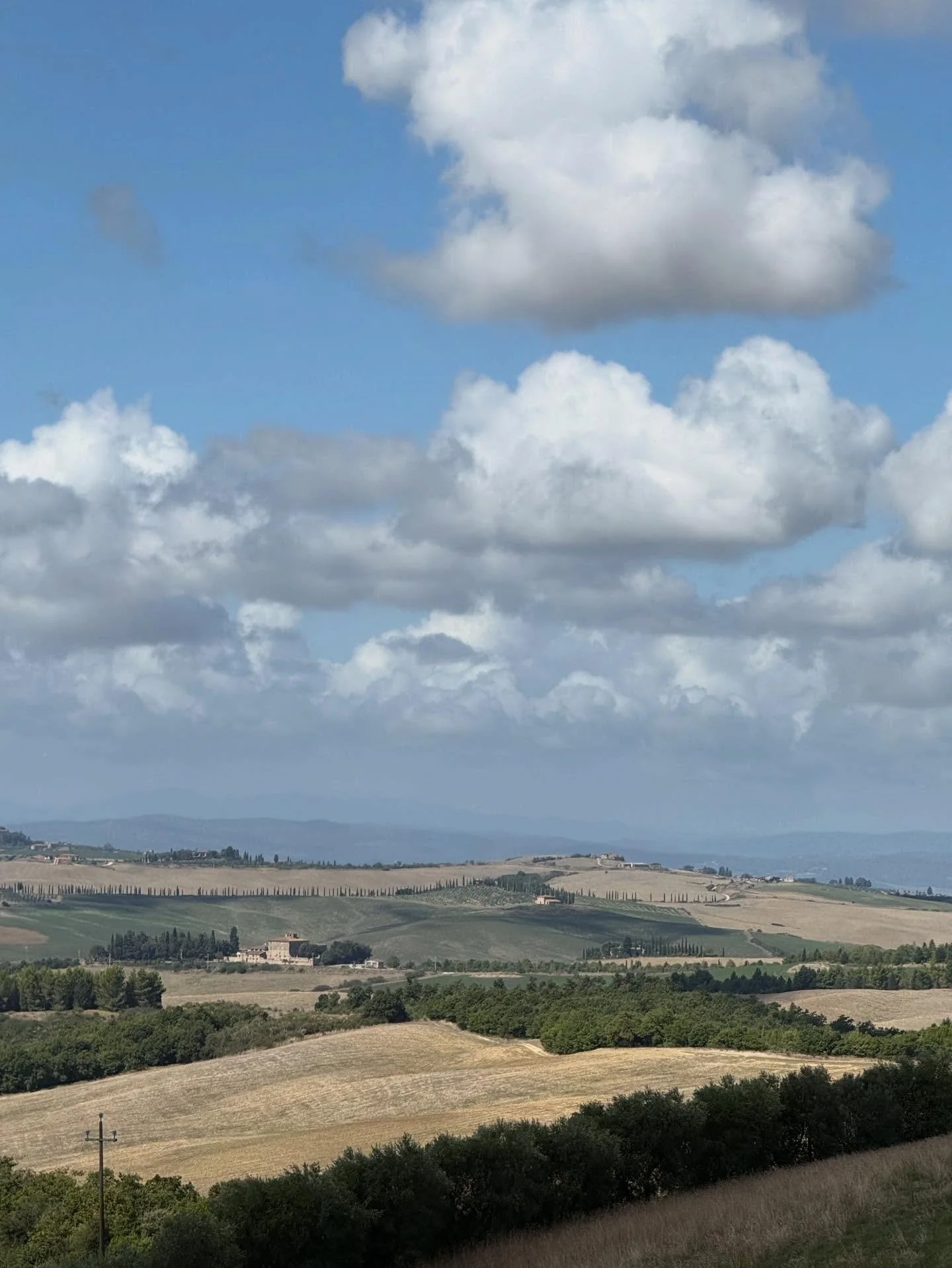 Samuli Heimosen maalausmatka Toscanaan 12.-19.9.2026

Valoa, v&auml;rej&auml; ja italialaista el&auml;m&auml;niloa.

L&auml;hde mukaan maalausmatkalle Toscanaan, jossa lempe&auml; syysvalo, kumpuilevat maisemat ja italialainen el&auml;m&auml;nrytmi t