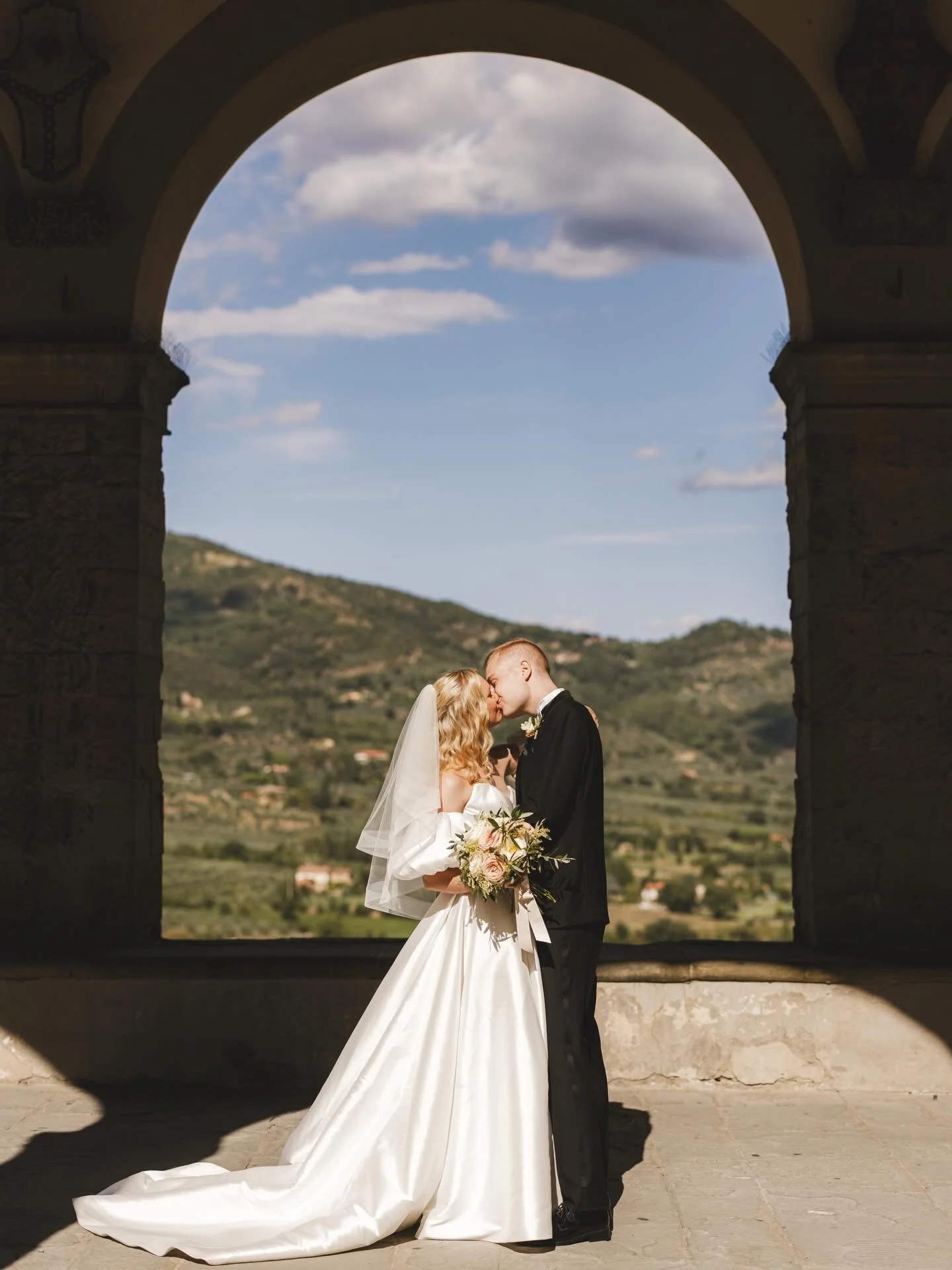 E &amp; J 🤍 &mdash; T&auml;n&auml; lauantaina 10.1. l&ouml;yd&auml;t meid&auml;t @haamessutideaparkissa 💍🇮🇹

Tule moikkaamaan ja juttelemaan h&auml;&auml;unelmasta Italiassa 🤍

Foto: @gabrielefaniphotographer