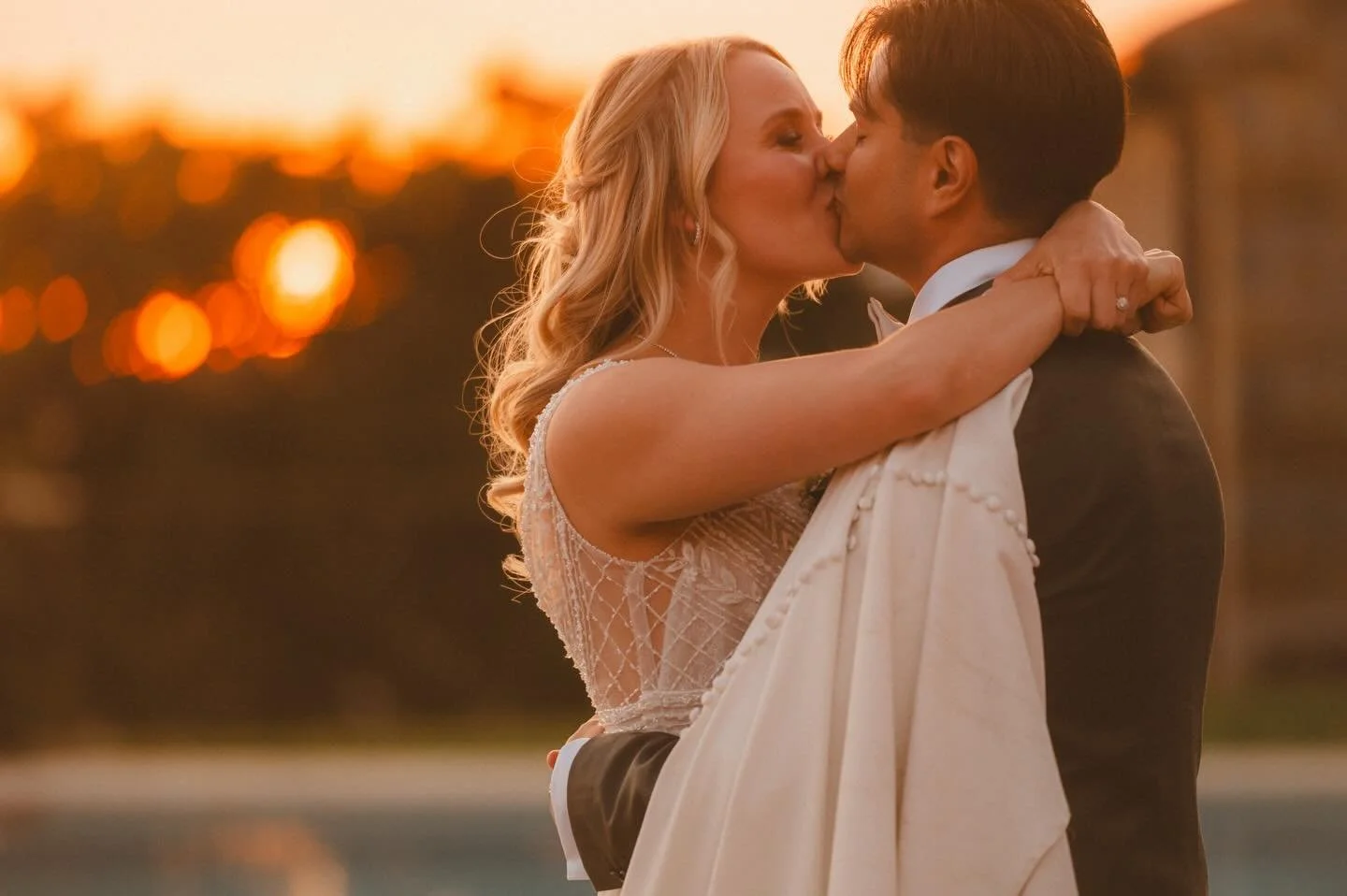 Sini &amp; Valente &ndash; first dance auringonlaskun kultaisessa valossa 🤍

Foto: @stefano_sacchi_fotografo