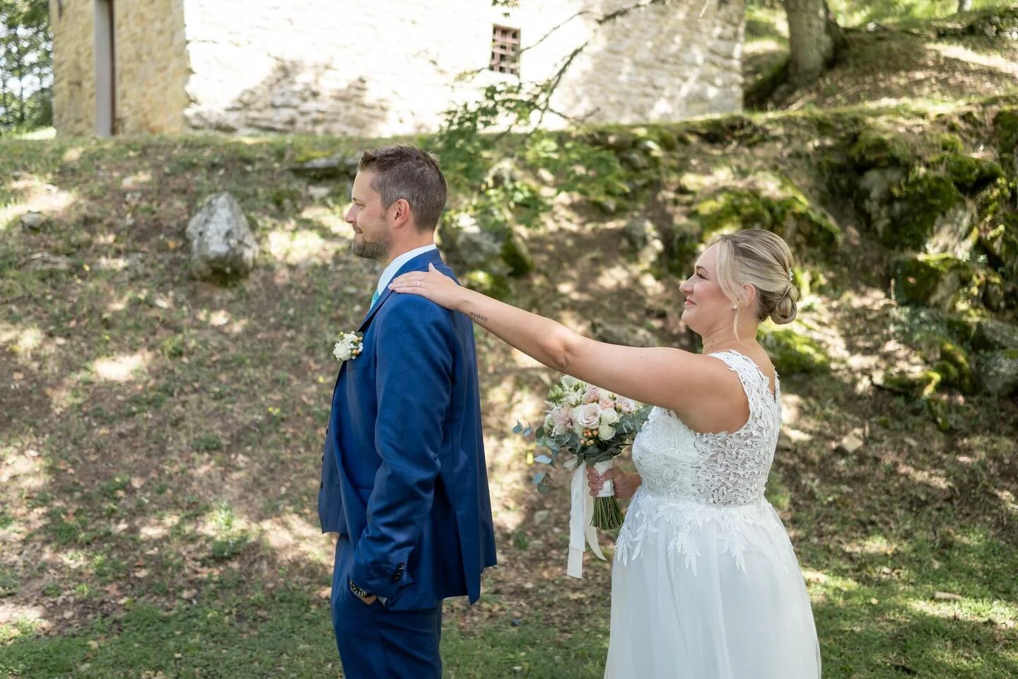 S &amp; M first look &mdash; yksi h&auml;&auml;p&auml;iv&auml;n koskettavimmista hetkist&auml;. Kun katseet kohtaavat ensimm&auml;ist&auml; kertaa, aika pys&auml;htyy ja kaikki muu katoaa ymp&auml;rilt&auml;🤍

Foto: @andrea_sampoli_fotografo 

Haave