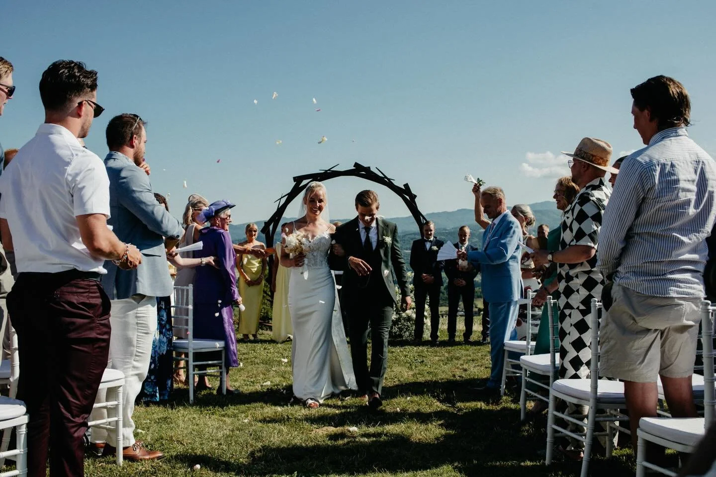 Millaista h&auml;&auml;suunnittelu meid&auml;n kanssa on? 💍

Lyhyesti: te voitte keskitty&auml; visioimaan ja nauttimaan &ndash; me huolehdimme, k&auml;yt&auml;nn&ouml;n asioista ja siit&auml; ett&auml; kaikki etenee niin kuin pit&auml;&auml;.

Me p