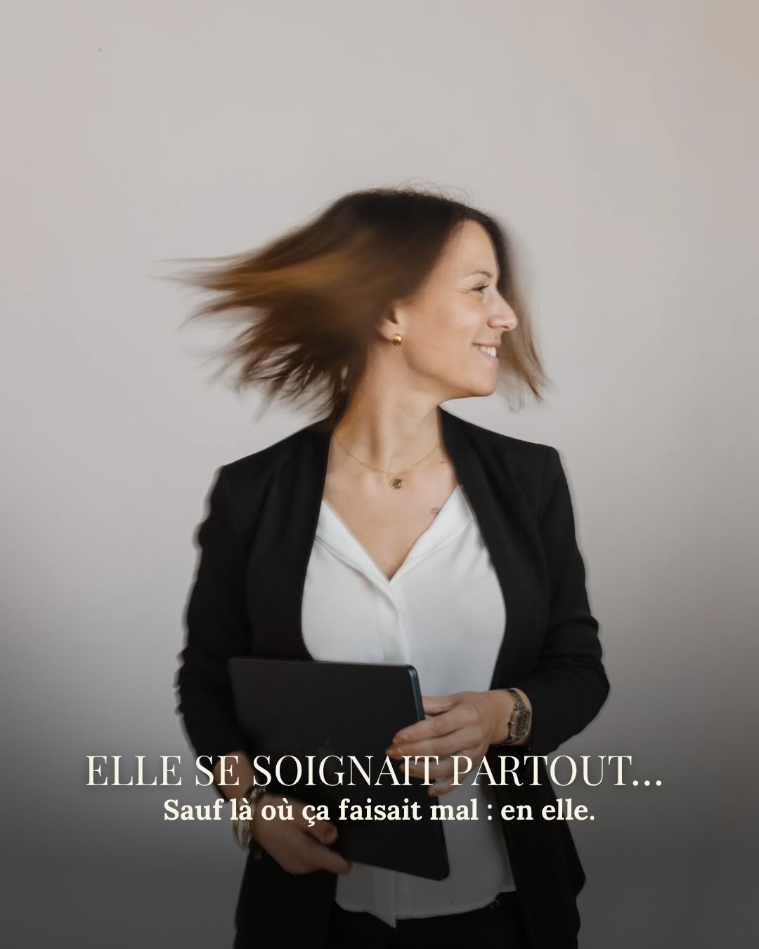 Elle pensait qu&rsquo;il lui manquait quelque chose.
Qu&rsquo;il fallait &ldquo;faire plus&rdquo;, &ldquo;chercher plus loin&rdquo;, &ldquo;trouver la bonne m&eacute;thode&rdquo;.
En r&eacute;alit&eacute;&hellip; elle s&rsquo;&eacute;tait simplement 