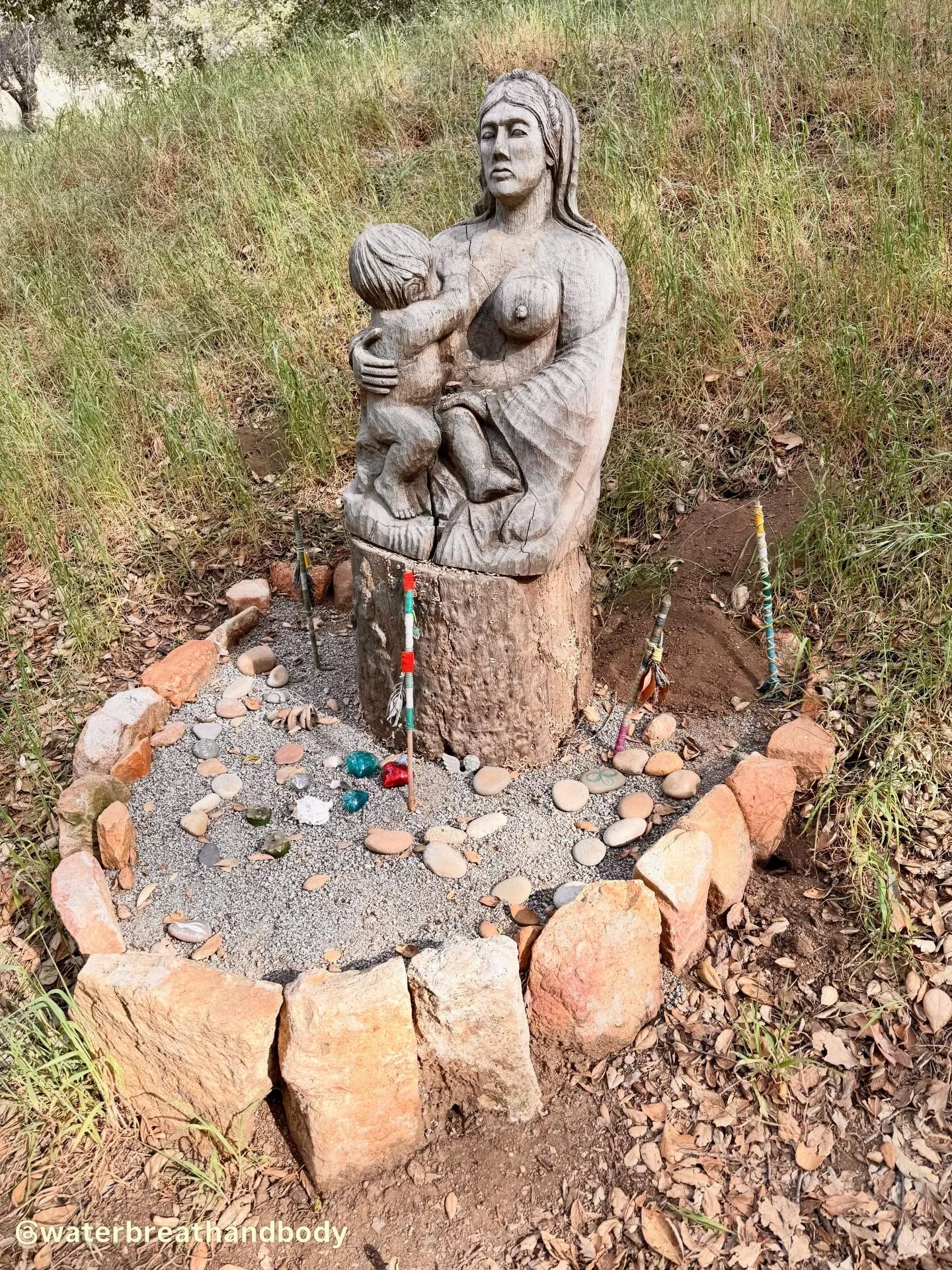 We learn to move through the world as if we are separate, independent, self-sufficient.
But look more closely. Something has always been holding us.
Breath arrives. The earth supports. Life nourishes.
What we call independence may just be forgetting 