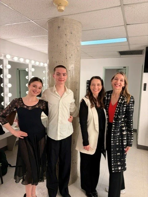 Deux danseurs de l'École de Ballet Supèrieur du Québec, la directrice , Marie-Anne Rozankovic et la chorégraphe, Ann Dryburgh.