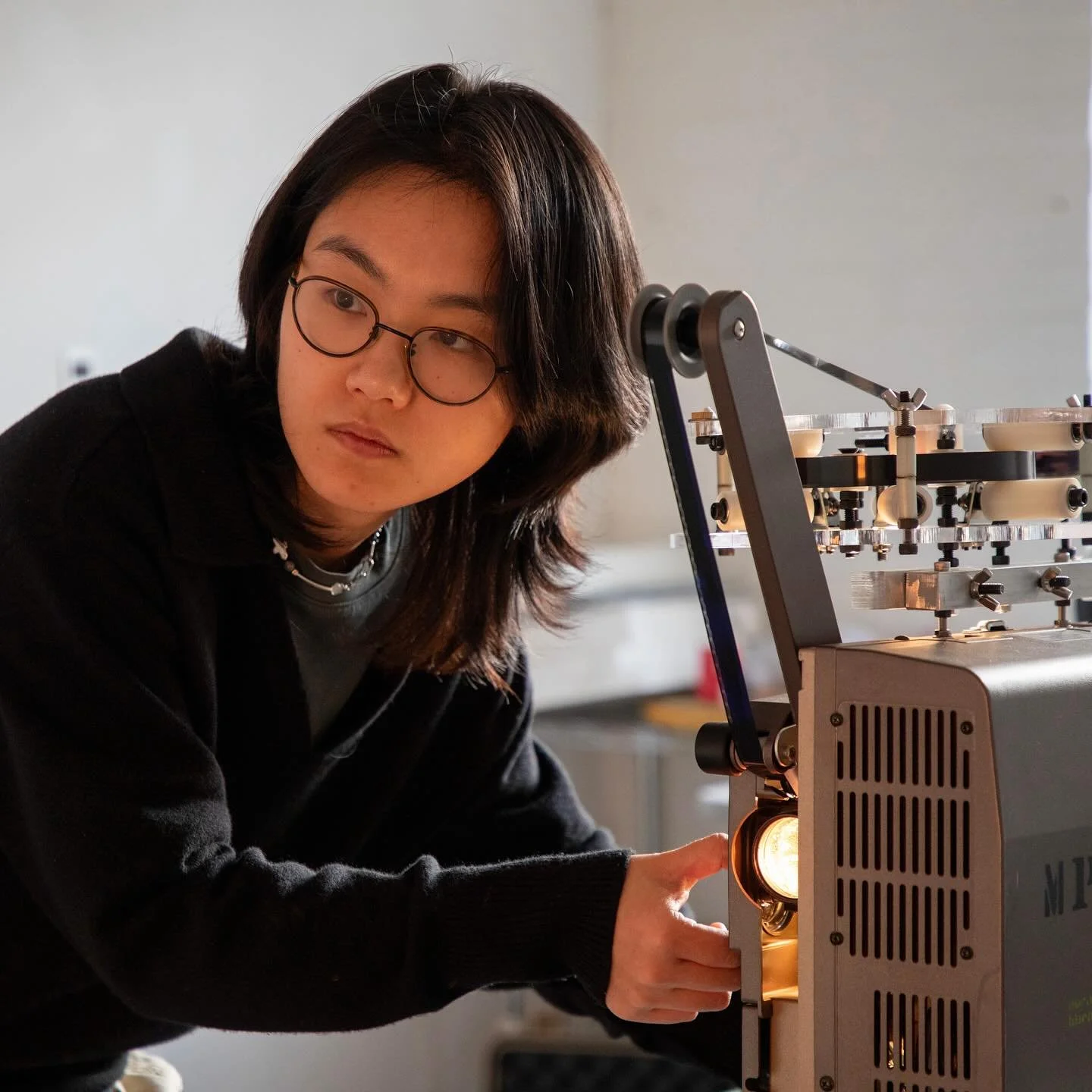 Meet recent Studios AIR Lilan Yang! 

Lilan Yang(@lilanyang.studio) is a Boston-based moving image artist merging analog filmmaking with computational processes. Rooted in the materiality of 16mm, their practice explores the flux of migration, the de