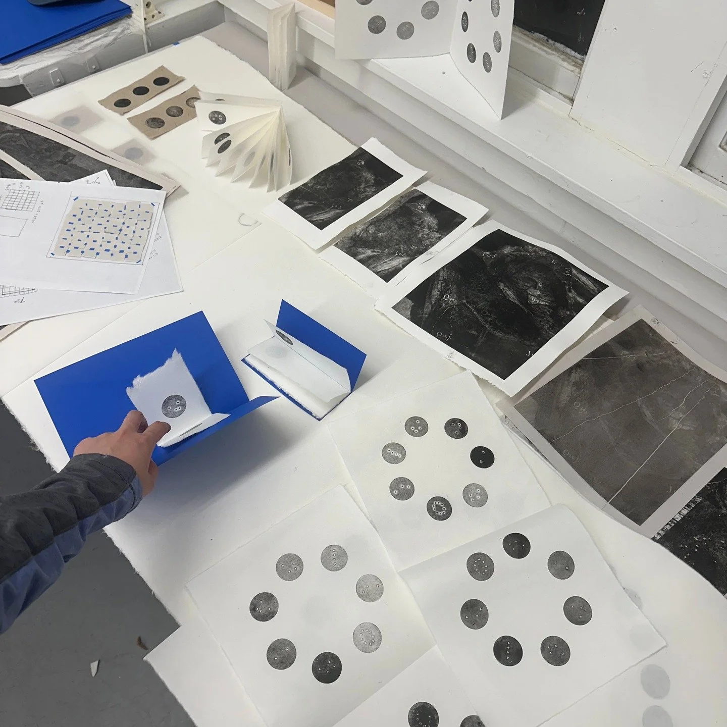 Meet recent Studios AIR Zhu Gaocanyue!

朱高灿月 Zhu Gaocanyue (@zhu_gaocanyue) is a multidisciplinary artist working across photography, printmaking, installation, and artist books. Viewing images as a form of visual vocabulary, Zhu Gao uses photographi