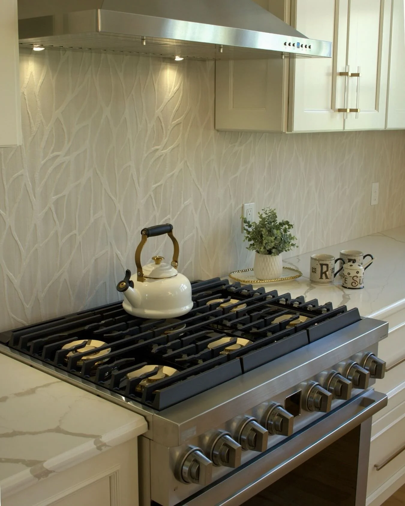 The brushed brass burner plates beautifully echo the other accents throughout the kitchen, creating a cohesive design. 

#njdesigner #kitchendesign #interiordesign #victoriarizzidesigns