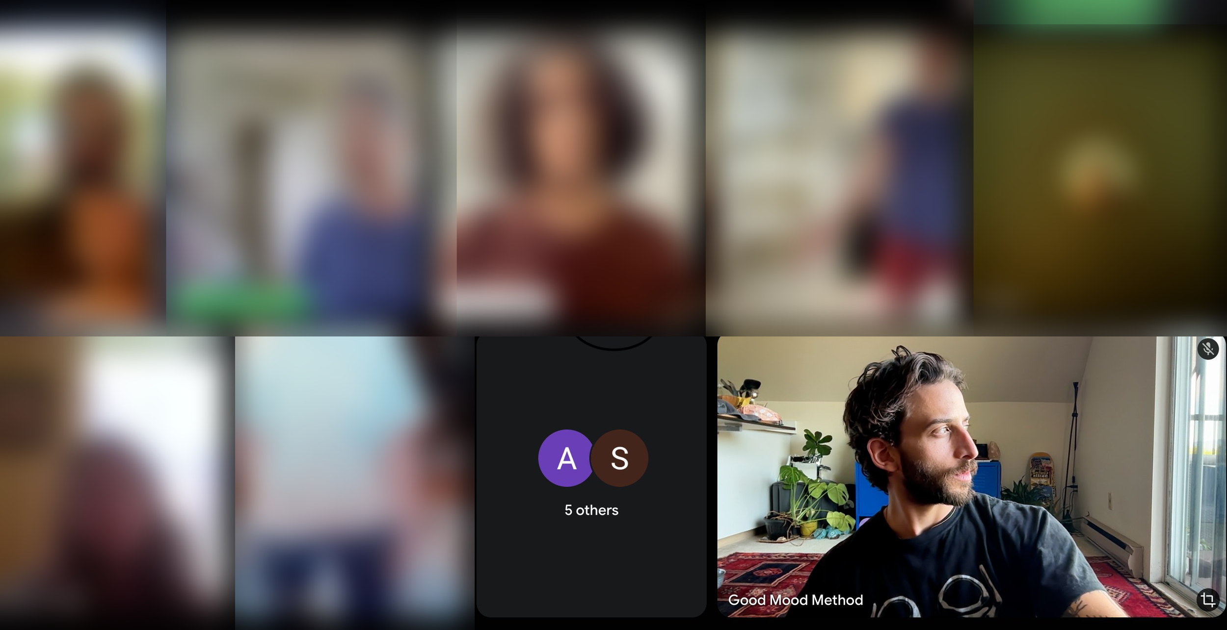 Video conference call with five participants, three have their cameras on, showing their faces and surroundings; two participants have their cameras off, represented by grey circles with abstract human icons. The chat sidebar contains messages discussing the session, with one message expressing gratitude.