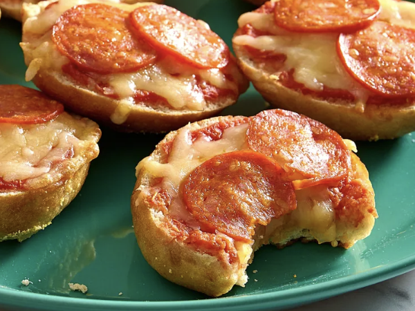 &nbsp;&nbsp;&nbsp;Recipe of The Week:&nbsp;Easy Mini Bagel Pizzas