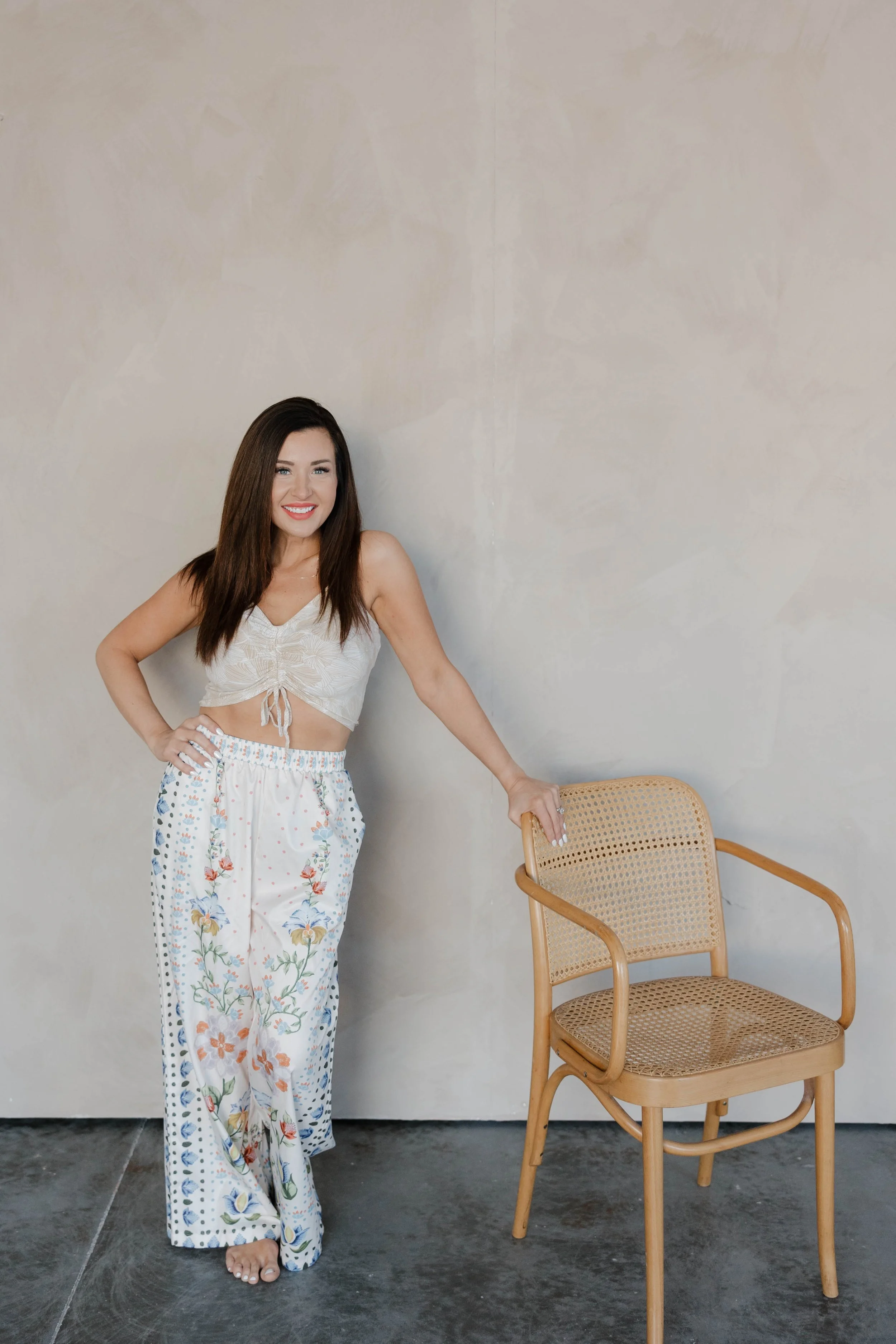 Minimal portrait representing self-confidence, personal growth, and confidence coaching for women.