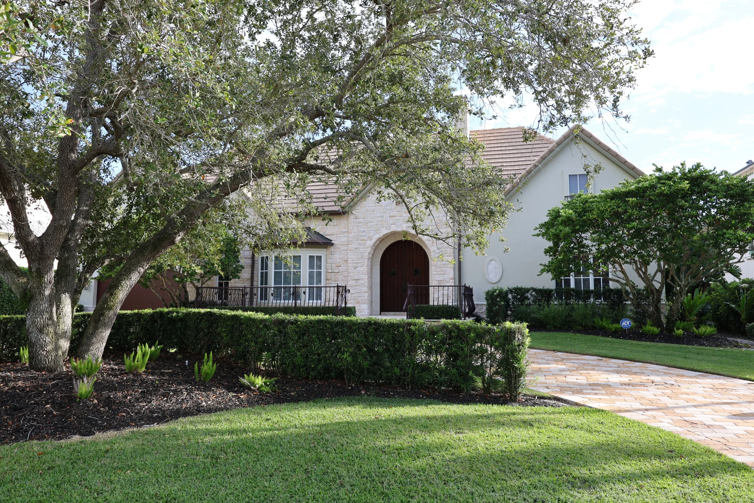 Old Naples vs. Park Shore: Which Fits Your Lifestyle?