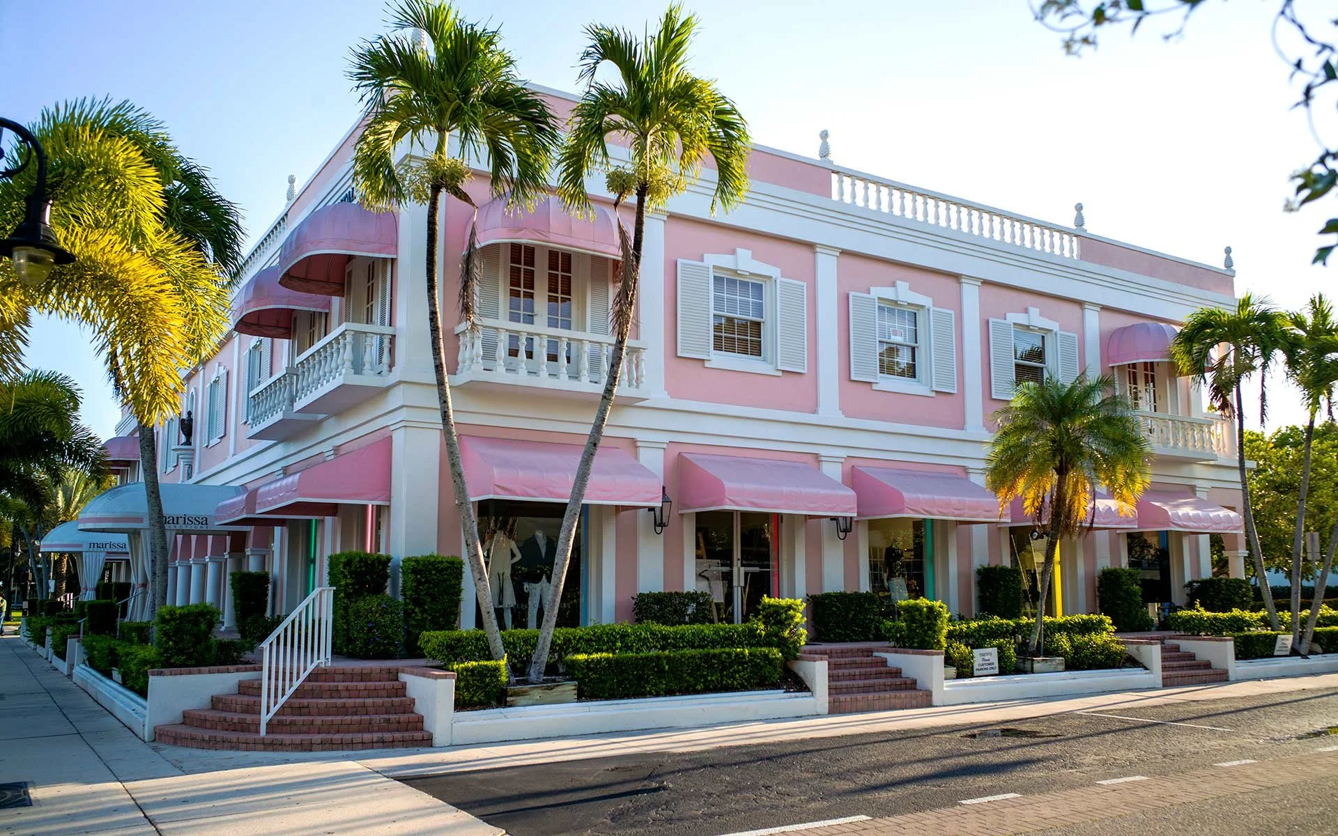 Boutique Chic in Old Naples: A Guide to High-End Shopping