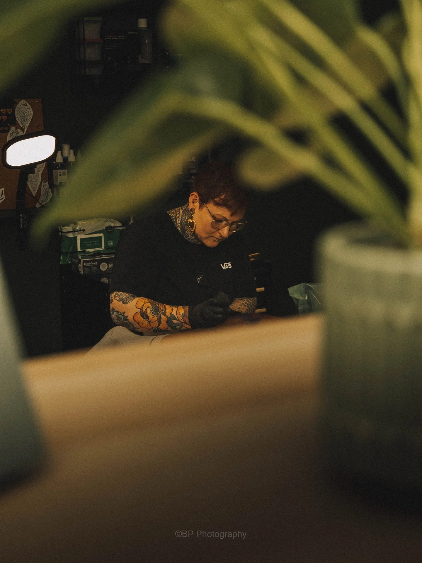 Saturday photoshoot with @emeraldgardentattoo ✨

Had such a great time capturing @miss.rhiannon.tattoo at work, doing what she does best. I&rsquo;m really happy with how the shots turned out, the vibes were absolutely immaculate 🌿📸

If any of you a