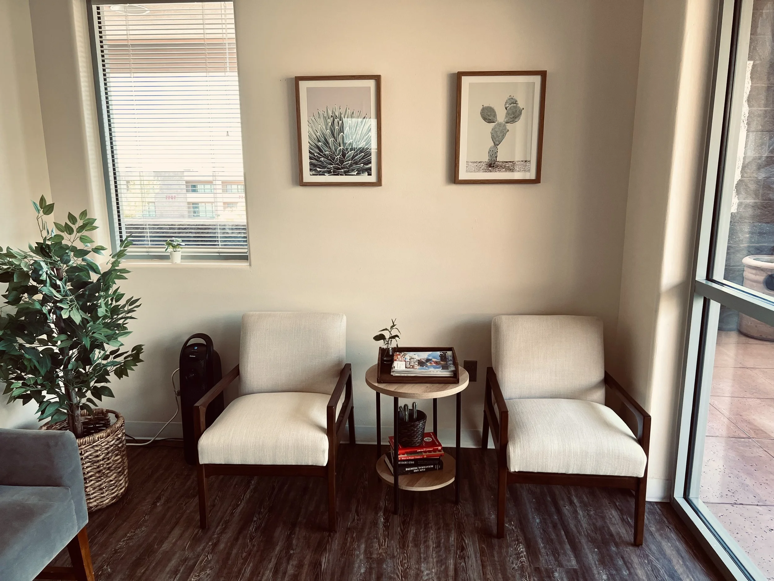 Comfortable lounge area at BrainBody Wellness Counseling office in Arizona, creating a calm space for mental health counseling.