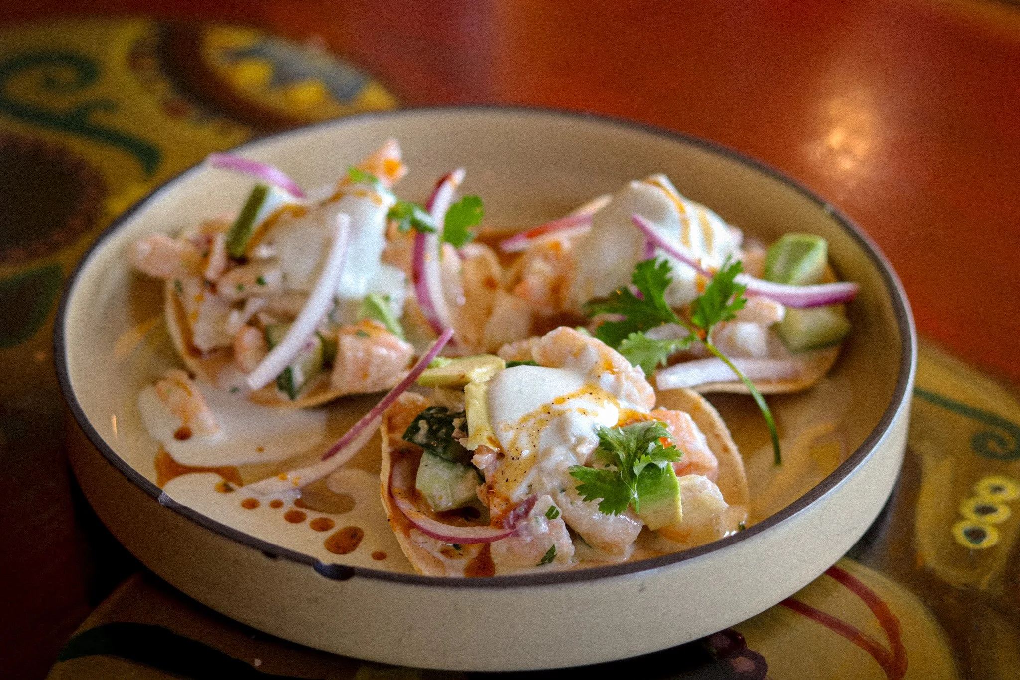 Three little tostadas, big on flavour. 🦐✨
Our Camar&oacute;n Mediterr&aacute;neo tostaditas &mdash; shrimp, olive oil, parsley, apple cider vinegar, garlic, purple onion, and a silky cucumber crema, all layered on a crispy baked corn tortilla.
Fresh