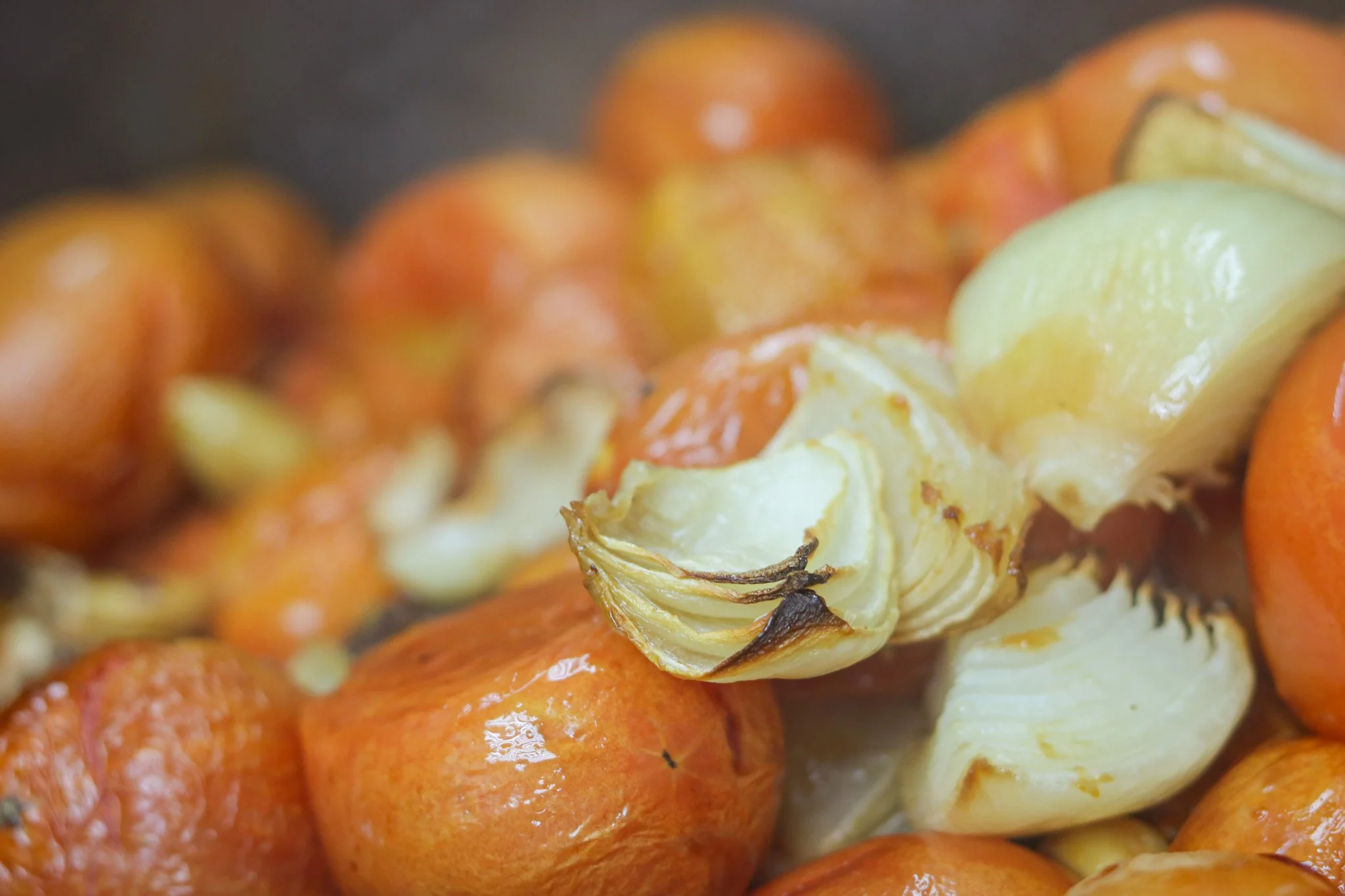 Roasted tomato and onion &mdash; the heart of Mexican cuisine. 🍅🧅
Long before modern stoves, Mexican cooks roasted vegetables directly over open flames on the comal to deepen their flavour and bring out natural sweetness.
That tradition hasn't chan