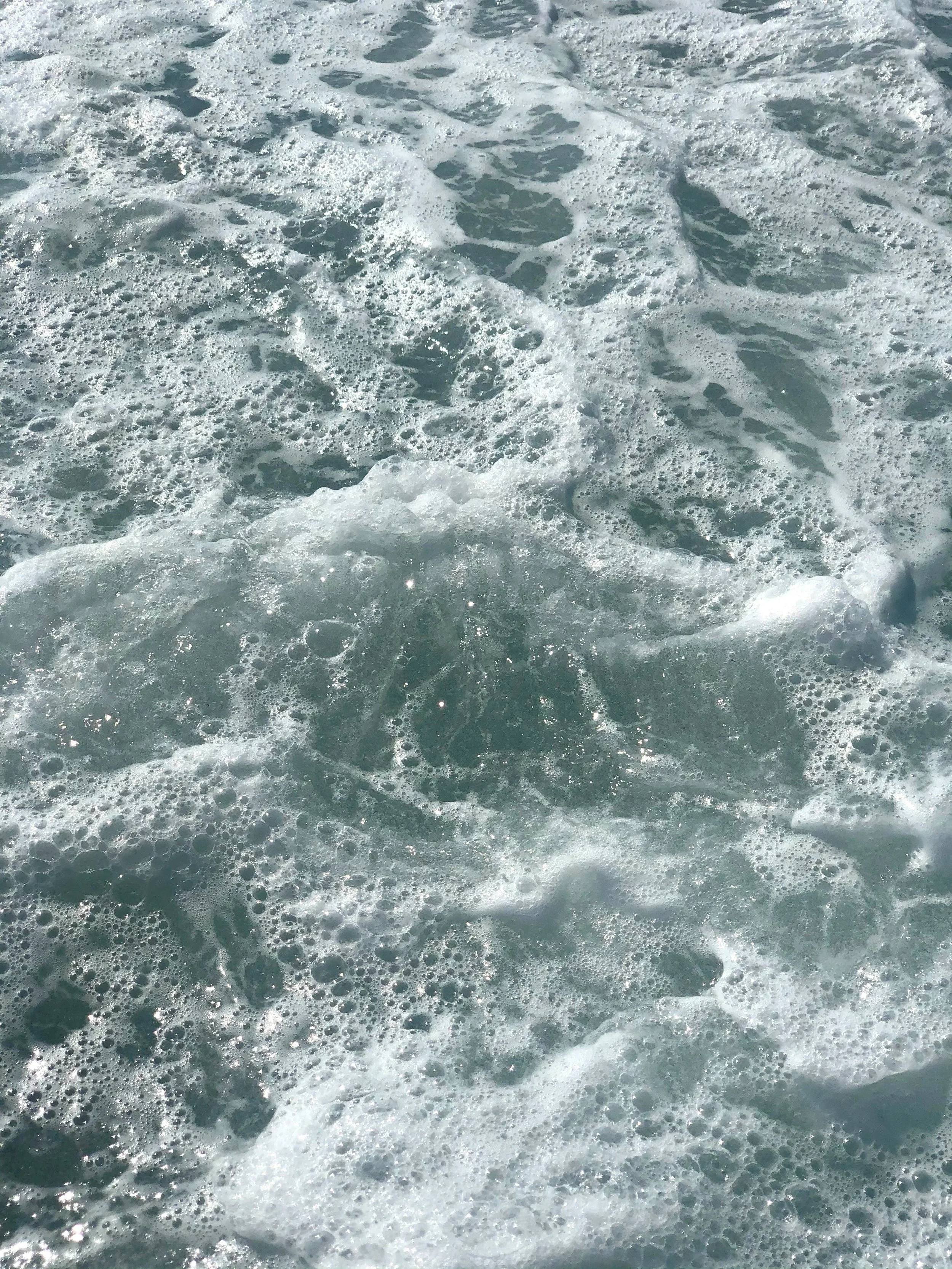 Vagues de la mer avec de l'écume.
