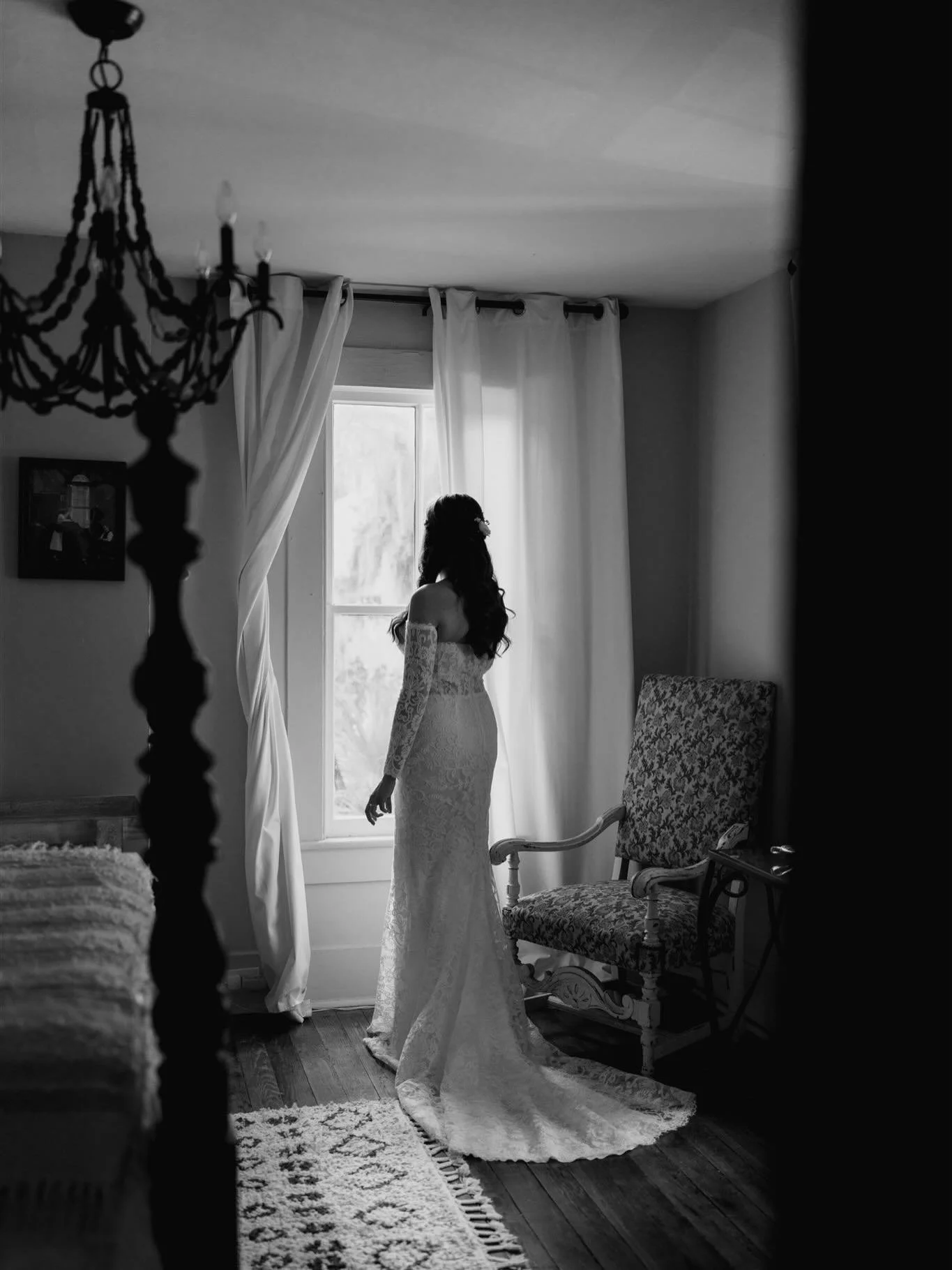 timeless + romantic 
.
@laventuregrove is one of my favorite local venues &amp; I'm happily offering discounts for weddings booked during the weekday ✨ swipe to see details &rarr;
.
.
Cake @spoonycakes.jax 
Venue: @laventuregrove 
Hair: @blushandmane