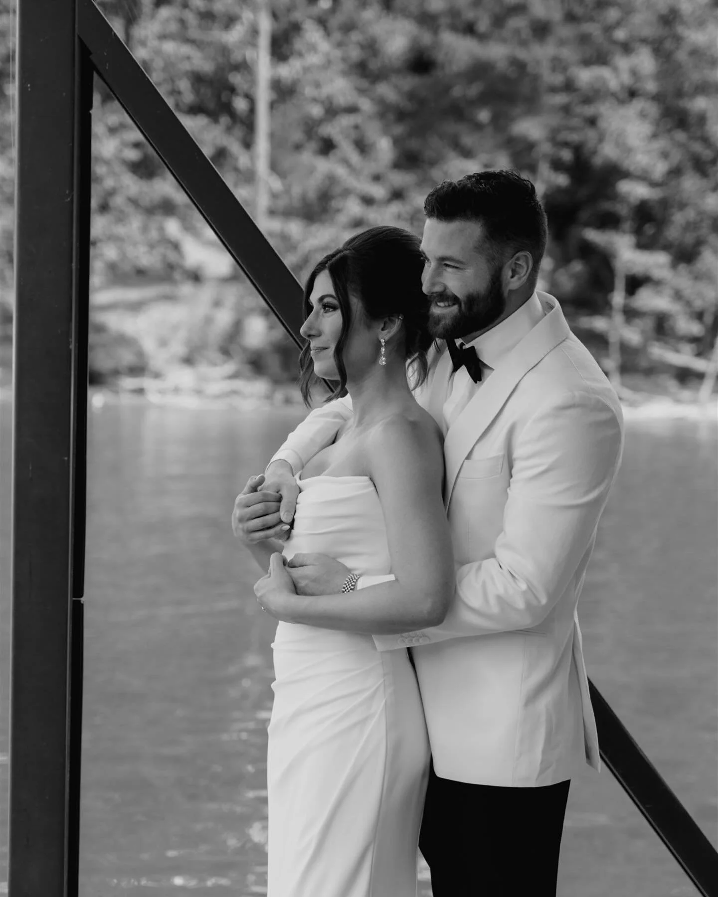 Kelly + Nick 🖤
.
.
.
Venue: @lakelanierislands 
DJ: @onenightatl 
Catering / Bartending: @lakelanierislands 
Coordinating: @__wingwoman__ 
Make up: @sarahparkerbeauty 
Hair: @calliemhair 
Dress shop: @aisle_and_veil 
Florals: @designhouseofflowers 
