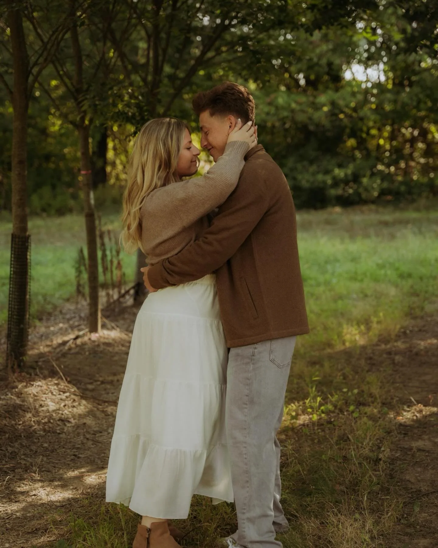 I will never get over how green these trees were for this engagement session, they were showing off 🥹 
.
.